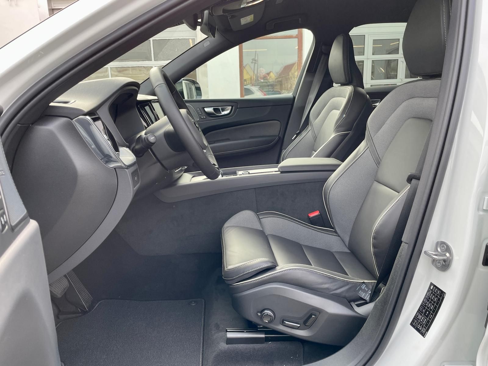 Volvo XC60 B4 AWD Plus Dark 4xSHZ ACC BLIS FHZ STDHZ