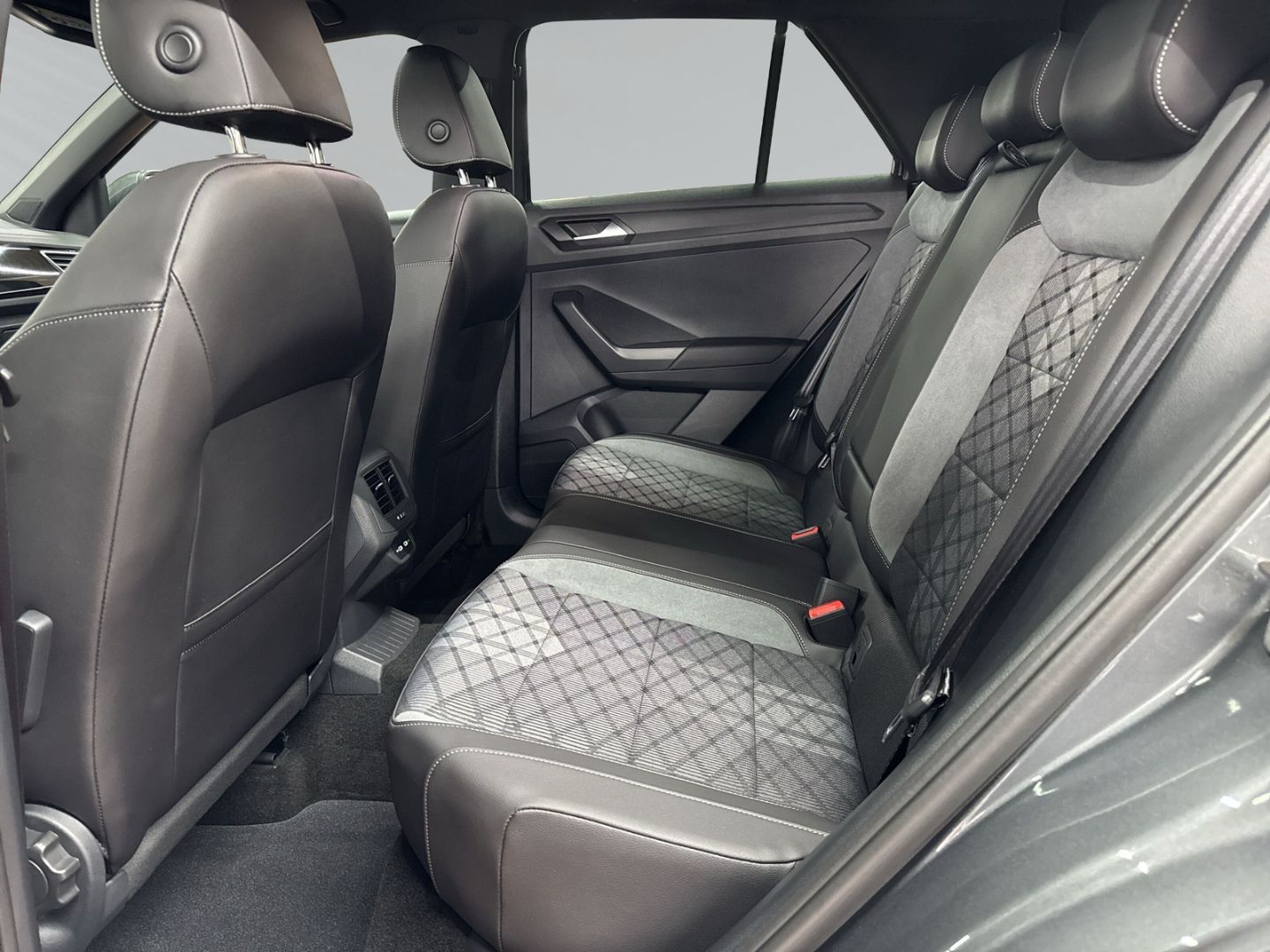 Volkswagen T-Roc 1.0 TSI R-Line - Samsaru's Car Outlet