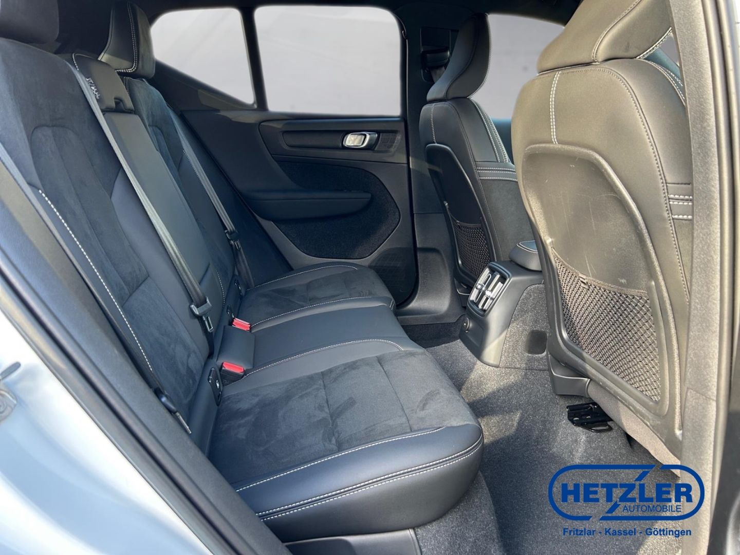 Volvo XC40 Plus Dark Recharge Plug-In Hybrid 2WD Stand