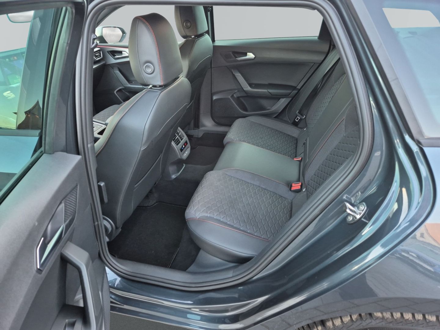 Seat Leon Sportstourer FR 2,0 TDi DSG AHK ACC CAM Kes