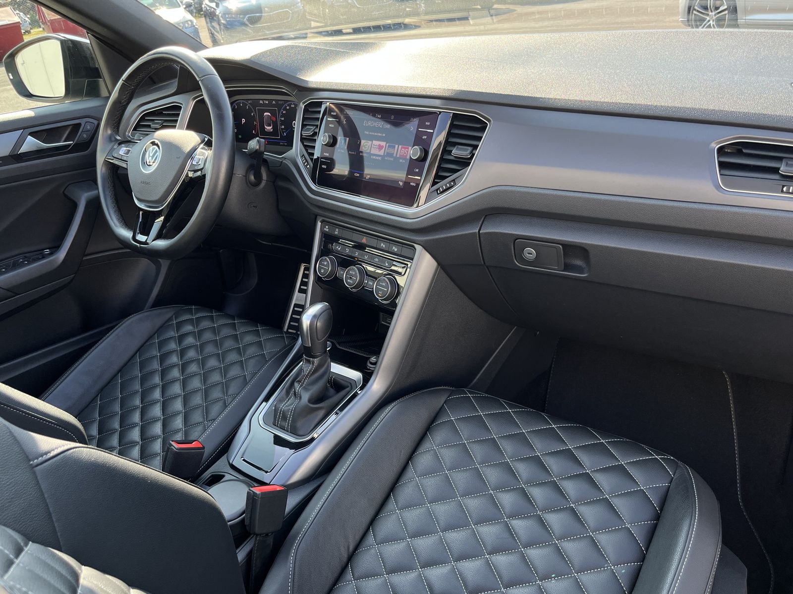 Volkswagen T-Roc 1.5 TSI R-Line - Samsaru's Car Outlet