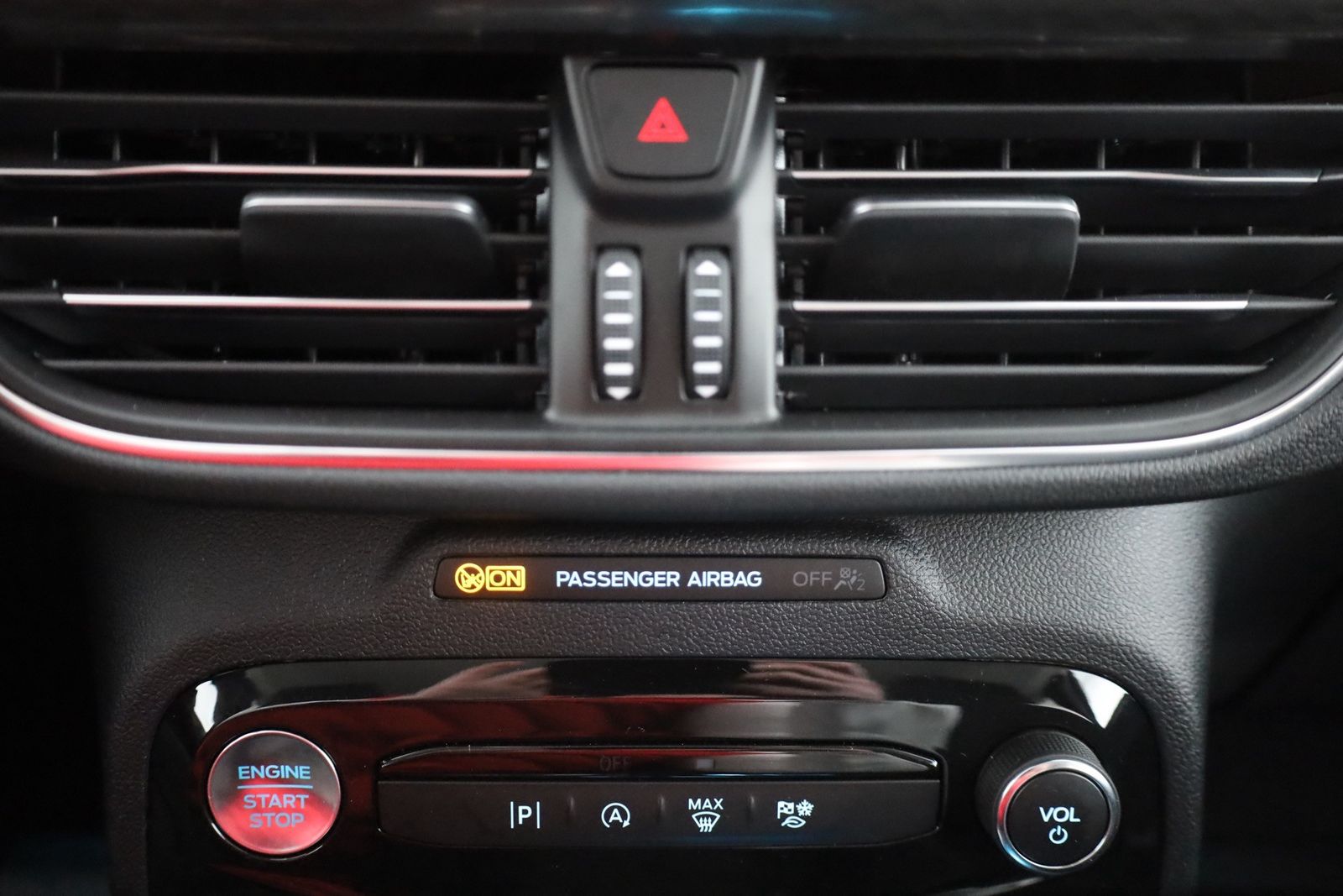 Ford Kuga 1.5 EB Titanium Aut. - Samsaru's Car Outlet