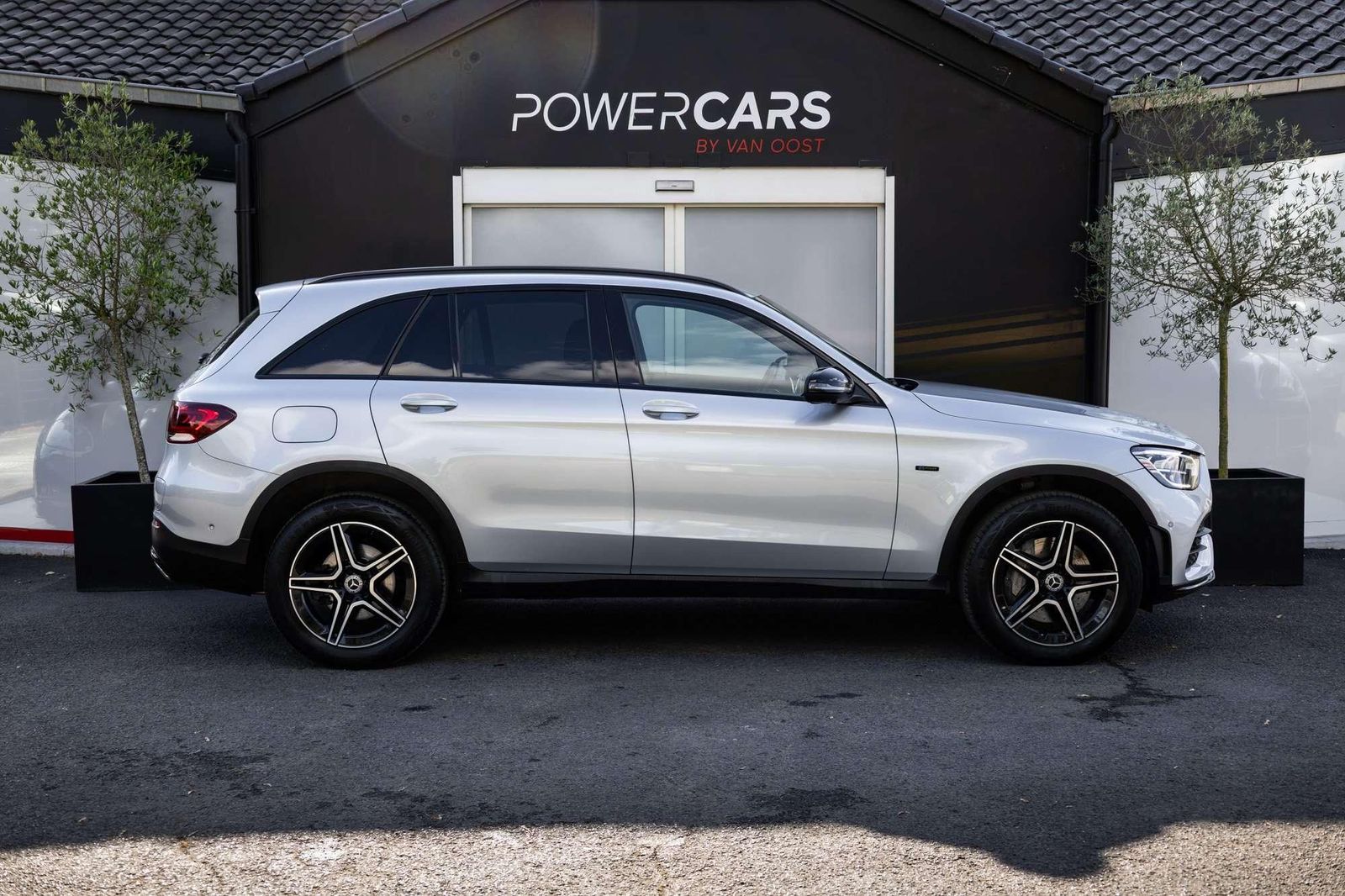 Mercedes-Benz GLC 300 e AMG Line - Samsaru's Car Outlet