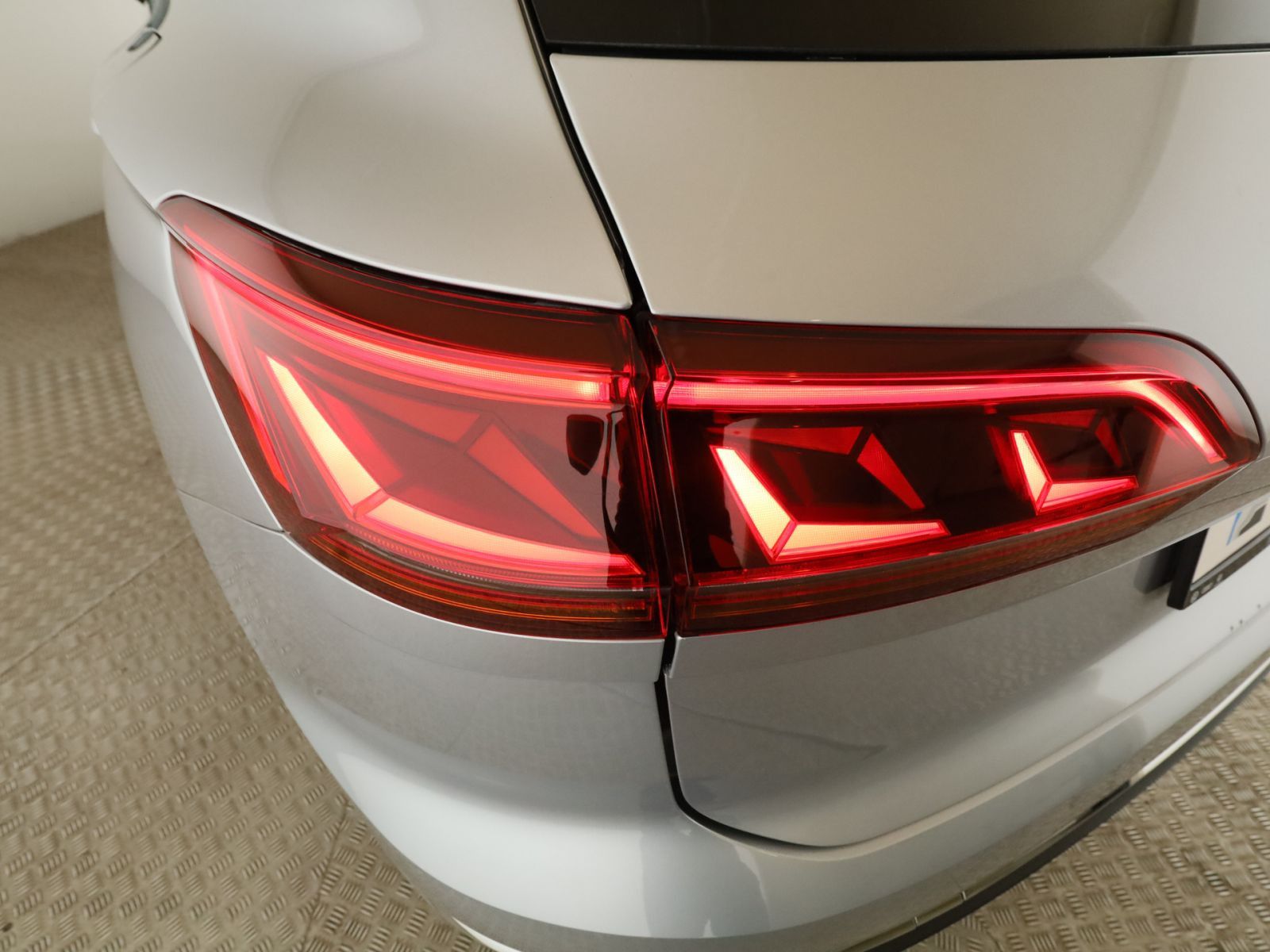 Volkswagen Touareg 3.0 TSIe Elegance 4M - Samsaru's Car Outlet
