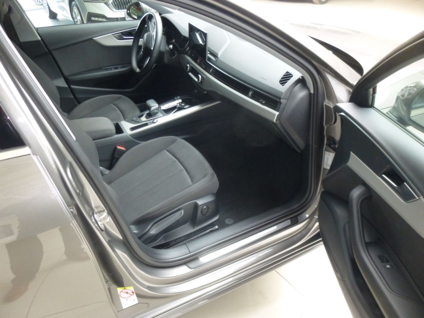Audi A4 Avant 30 TDI advanced - Samsaru's Car Outlet