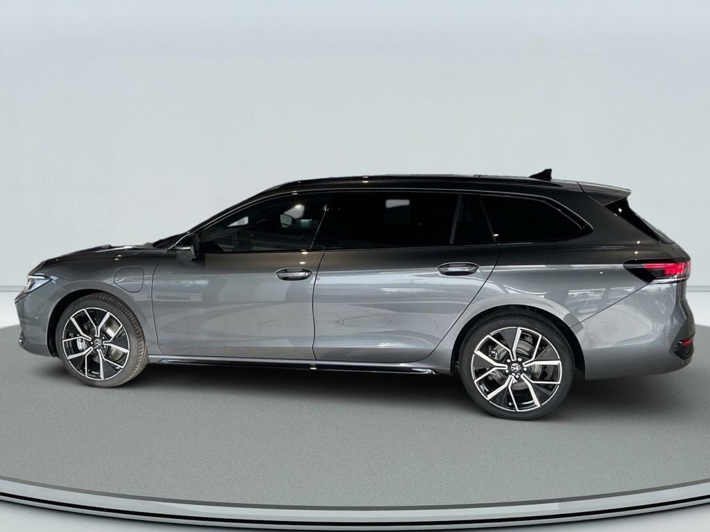 Volkswagen Passat 1.5 eHybrid DSG R-Line PANO MATRIX-LED