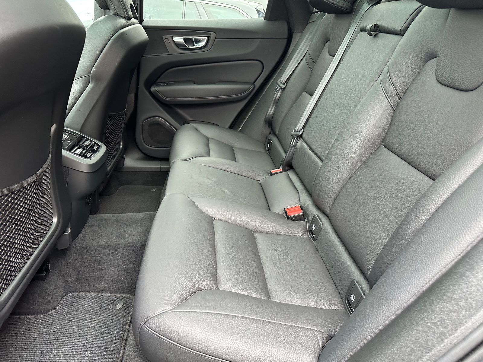 Volvo XC60 B5 AWD Ultimate Dark NAV+LED+PANO+AHK+STHZ