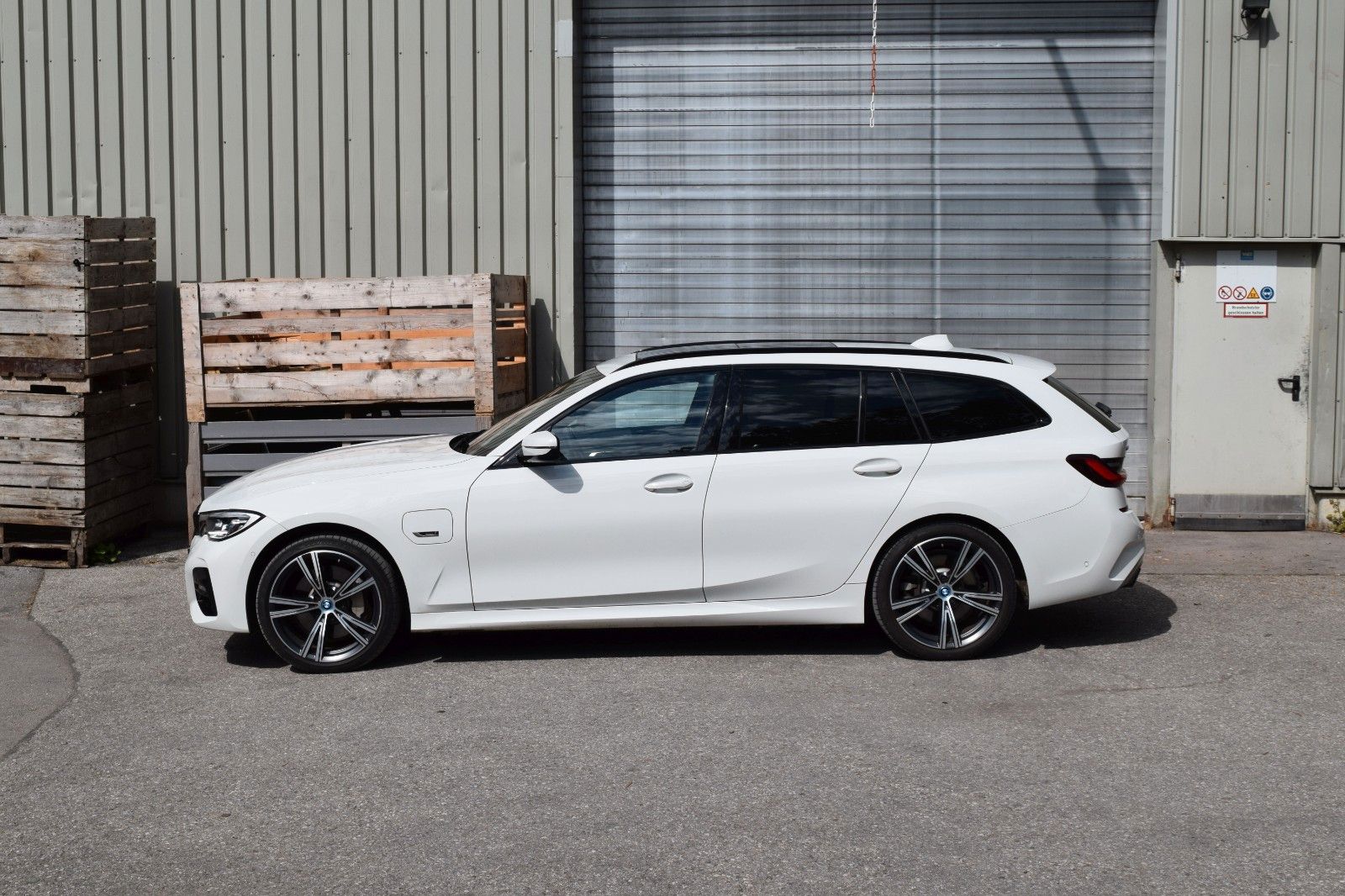 BMW 330e Touring xDrive MSport - Samsaru's Car Outlet
