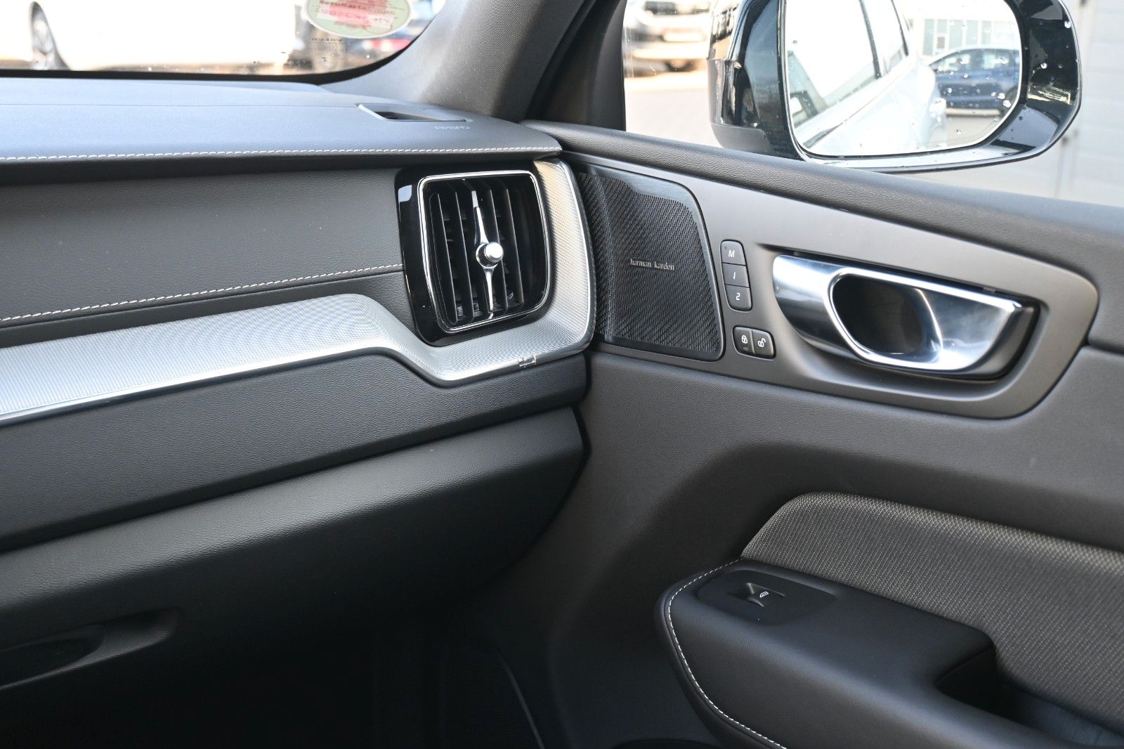 Volvo XC60 B5D AWD R-Design*LUFT*360*H&K*STHZ*HUD*QI