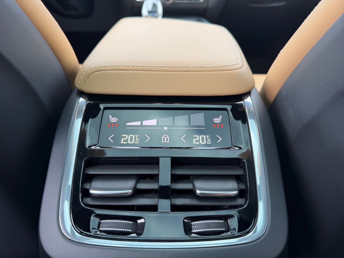 Volvo XC60 B5 Ultimate Dark AWD HUD  StandHZG H&K Luft