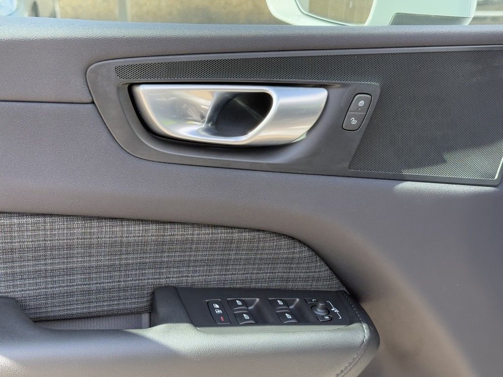 Volvo XC60 B4 B Core - Samsaru's Car Outlet