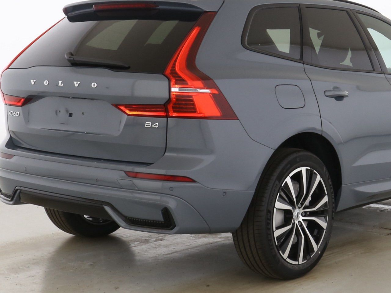Volvo XC60 B4 Plus Dark 2WD - Samsaru's Car Outlet
