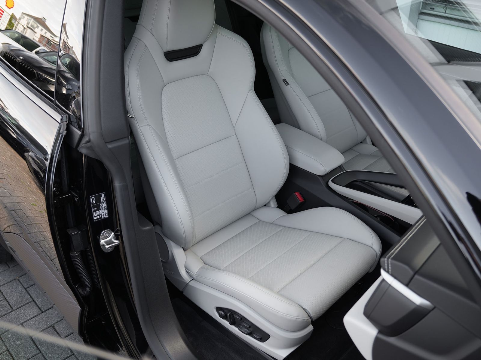 Porsche Macan 4 ACC-LUFTF.-PANO-BOSE-22"RS-LEDER KREIDE