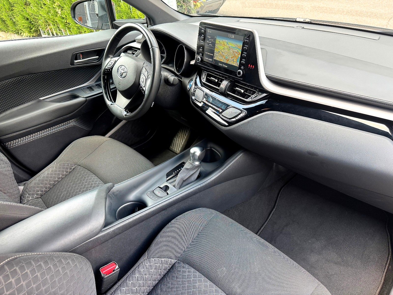 Toyota C-HR Hybrid Business Edition - Samsaru's Car Outlet