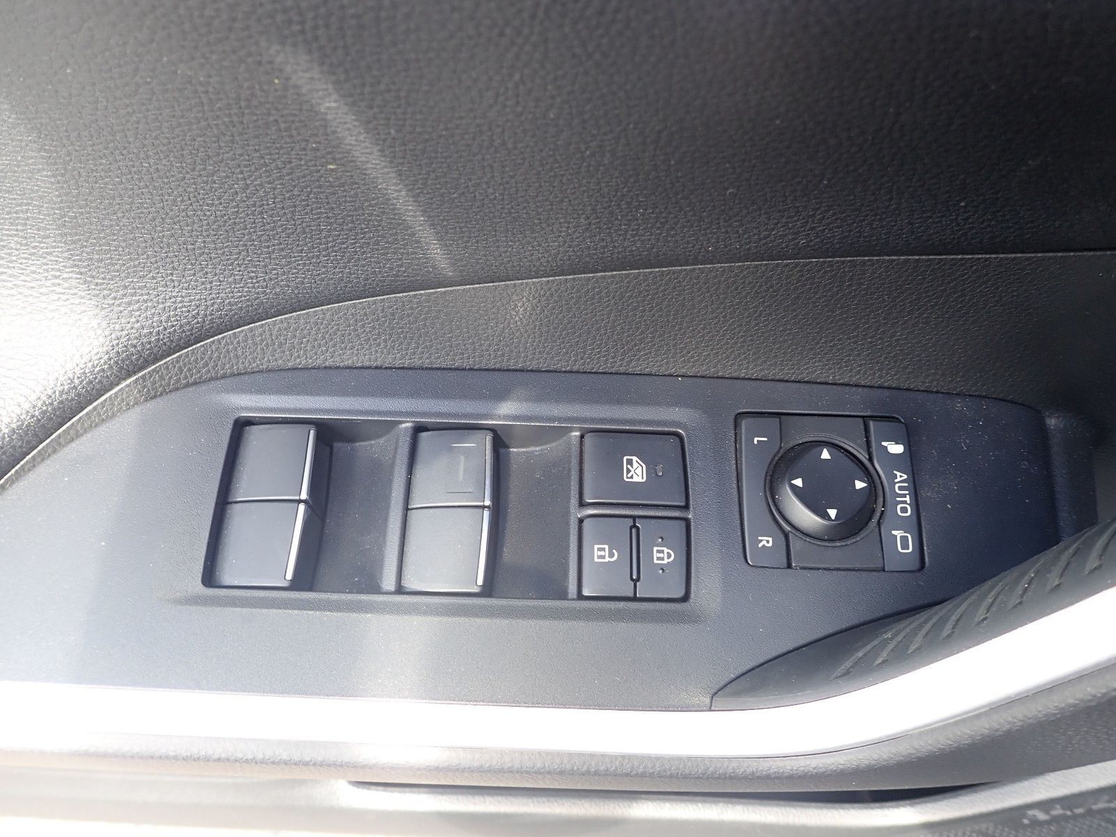Toyota RAV 4 Hybrid 4x2 Team - Samsaru's Car Outlet
