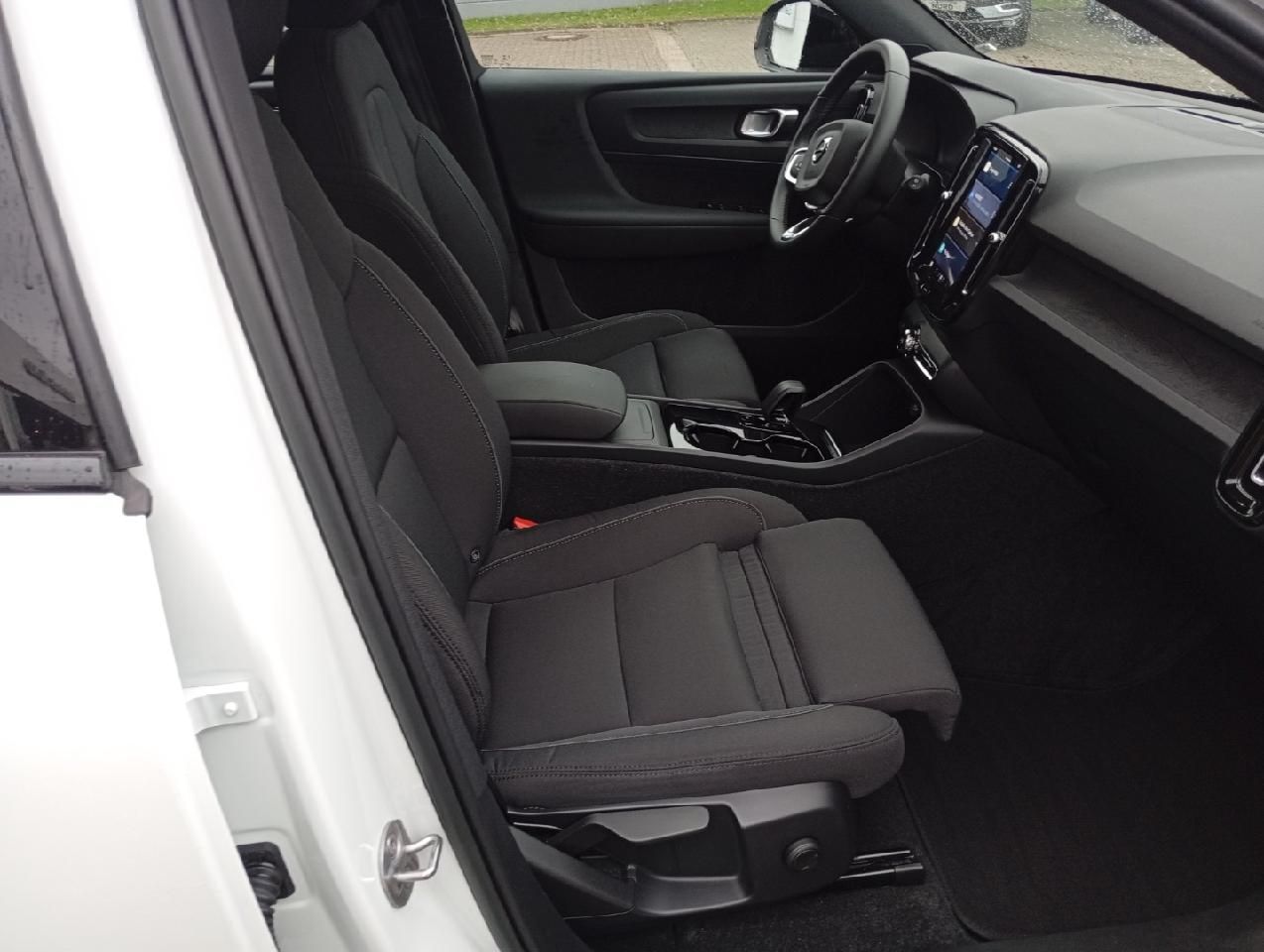 Volvo XC40 Twin Core Pure Electric AWD/AHK/GJR/Wärmepu