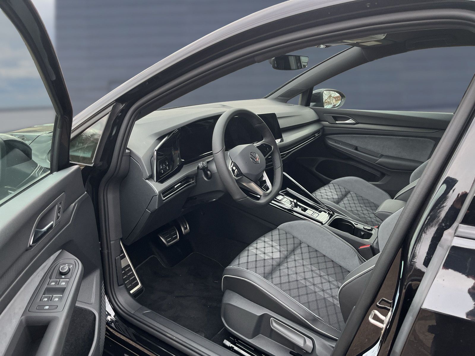 Volkswagen Golf VIII 1.5 eTSI DSG R-Line - Samsaru's Car Outlet