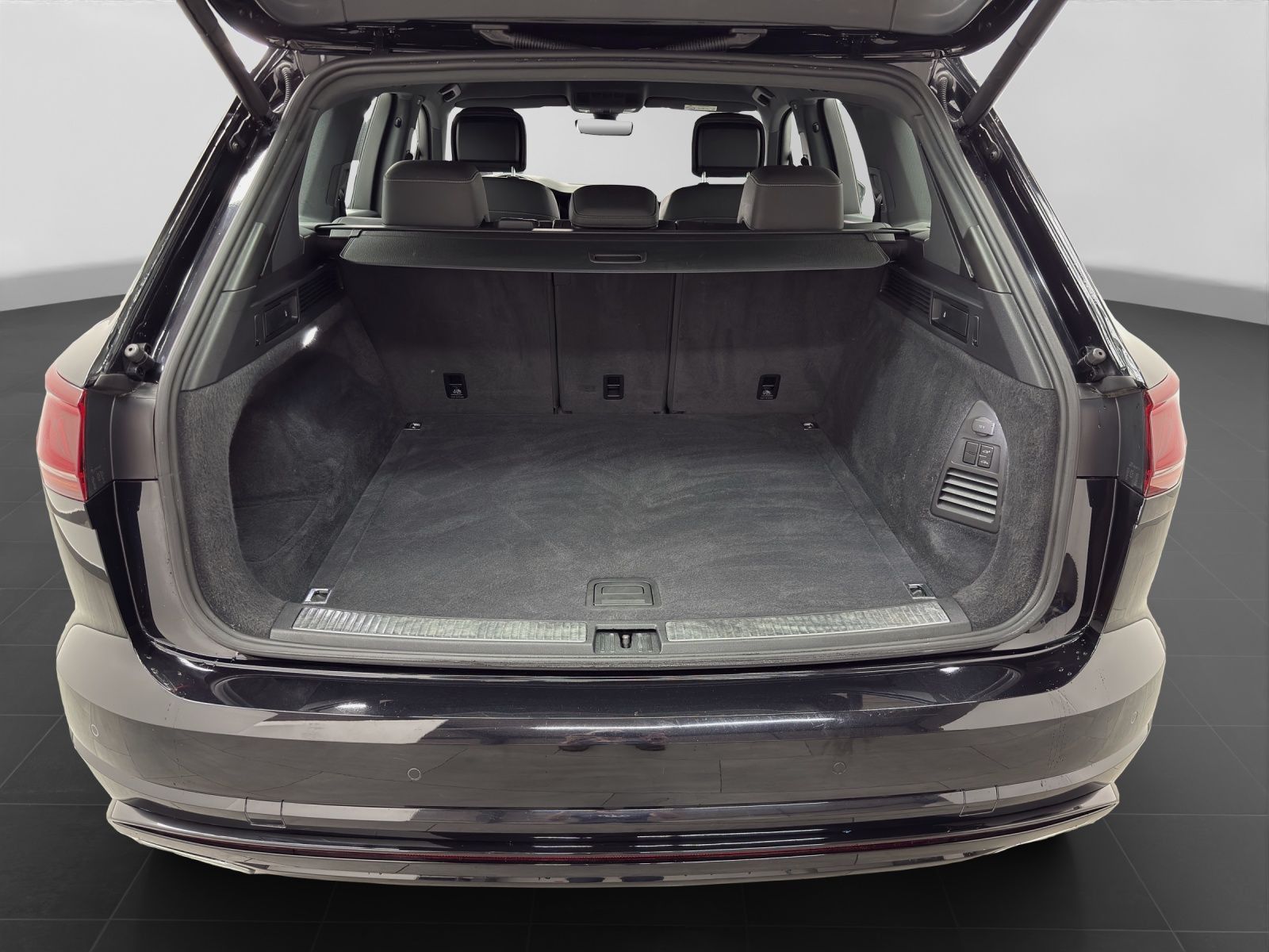 Volkswagen Touareg 3.0 TDI R-LINE BLACK - Samsaru's Car Outlet