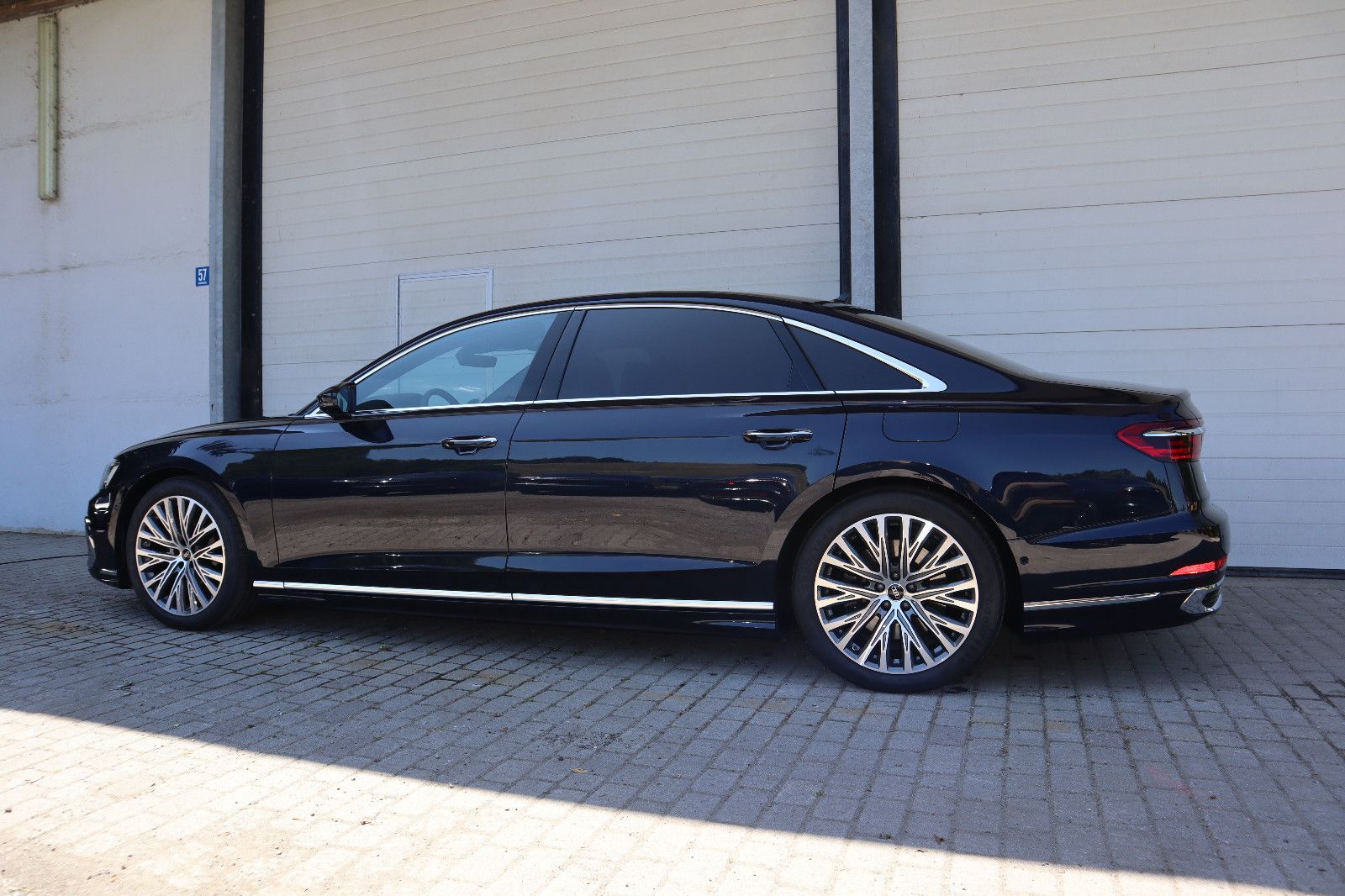Audi A8L 60 TFSI e lang exclusive S-Line - Samsaru's Car Outlet