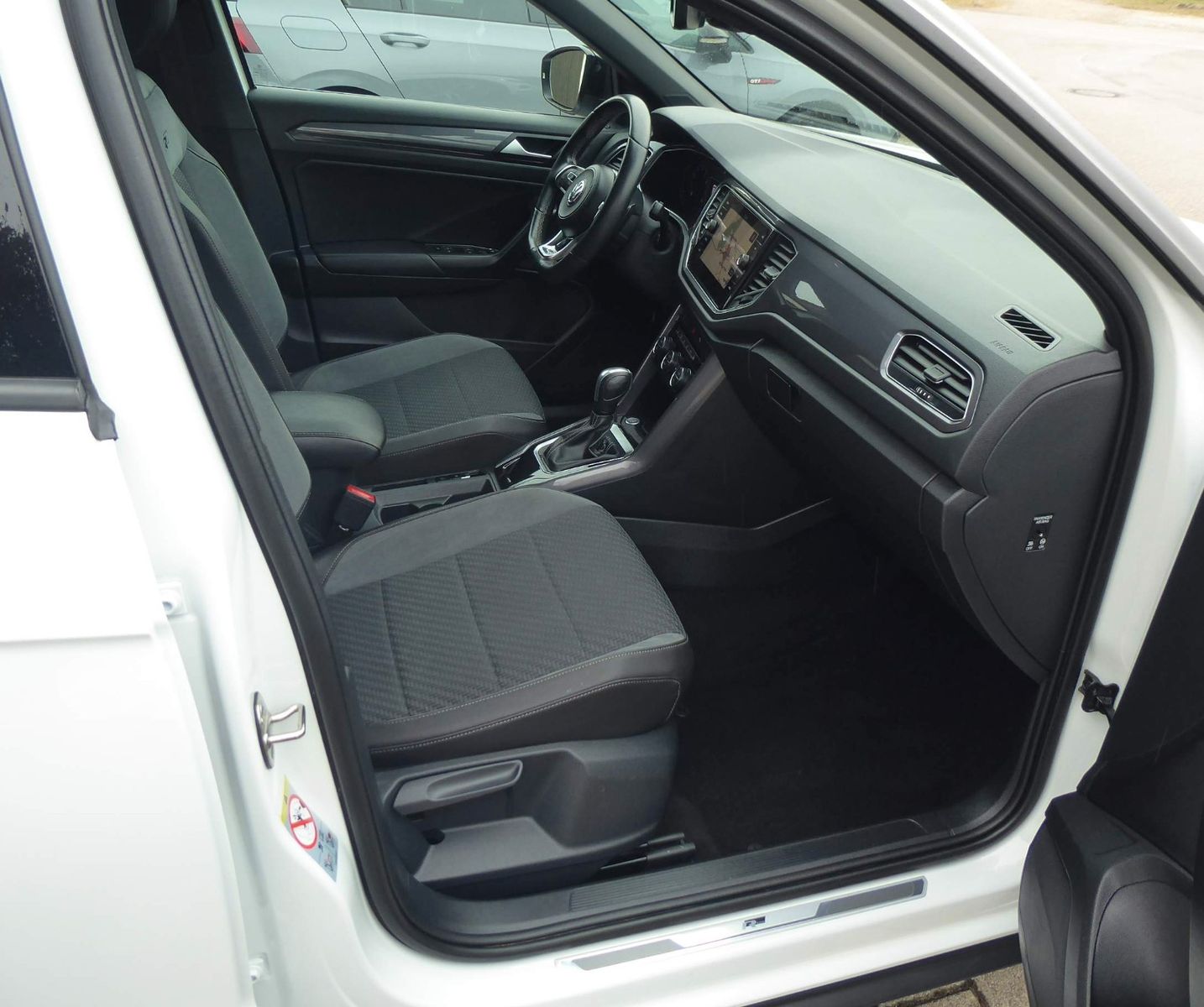 Volkswagen T-Roc Sport R-LINE - Samsaru's Car Outlet
