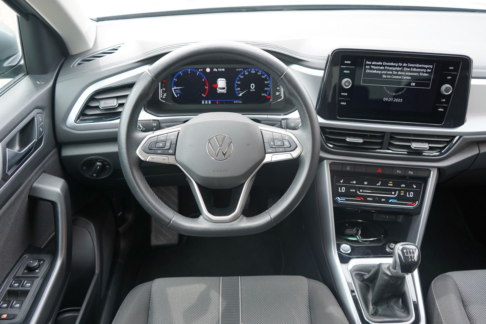 Volkswagen T-Roc 1.0 TSI Life - Samsaru's Car Outlet