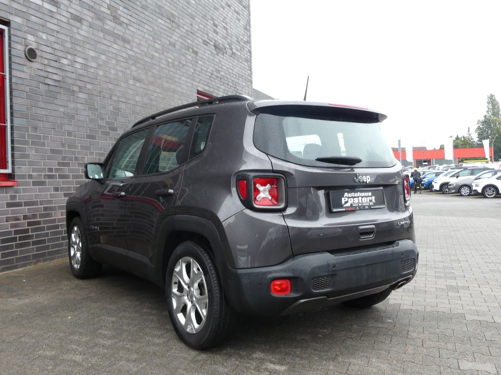 Jeep Renegade Limited FWD - Samsaru's Car Outlet