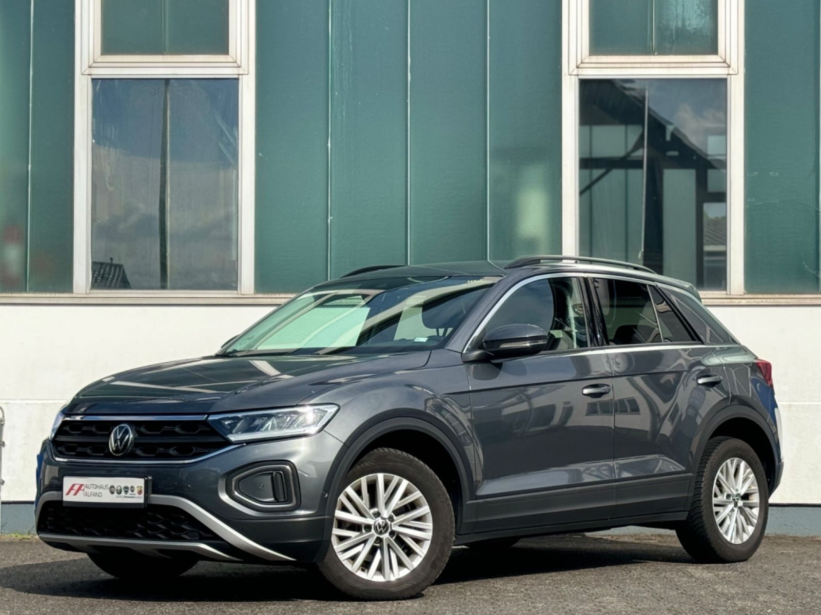 Volkswagen T-Roc Life - Samsaru's Car Outlet