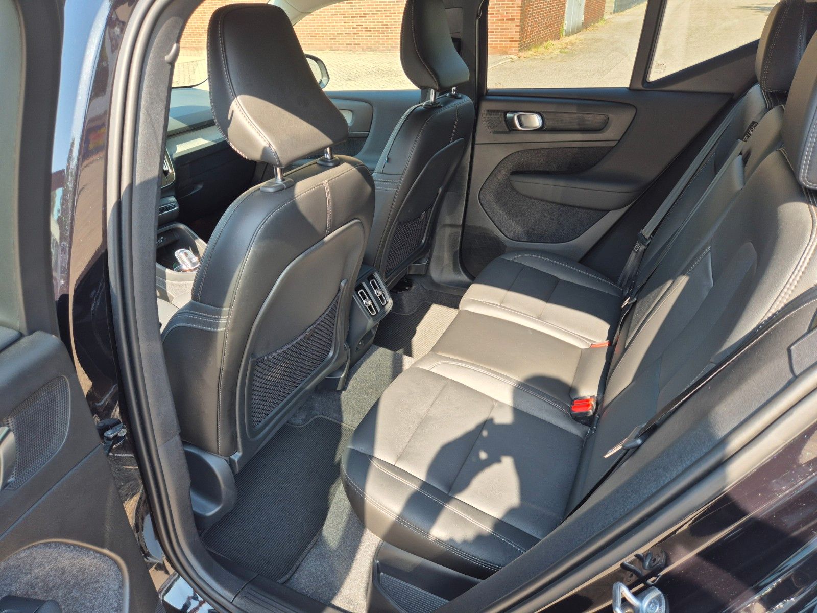 Volvo XC40 Plus Dark 2WD B3 - Samsaru's Car Outlet