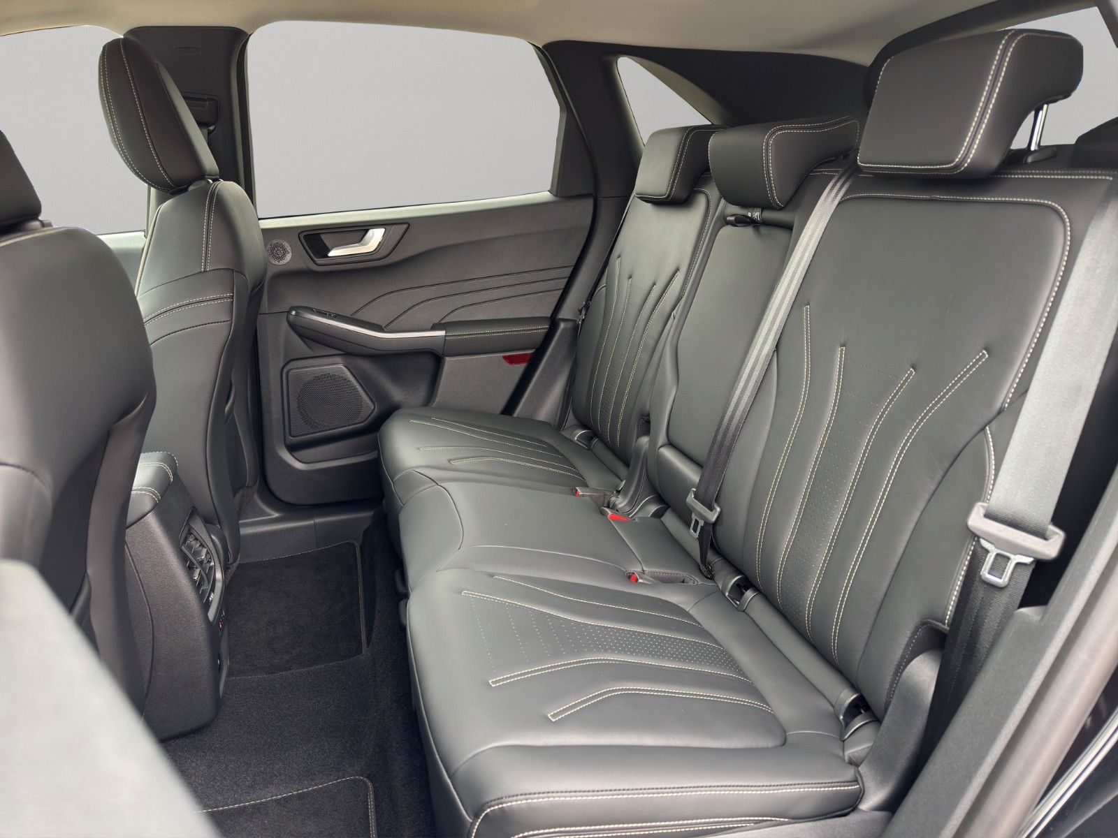 Ford Kuga Plug-In Hybrid Vignale - Samsaru's Car Outlet