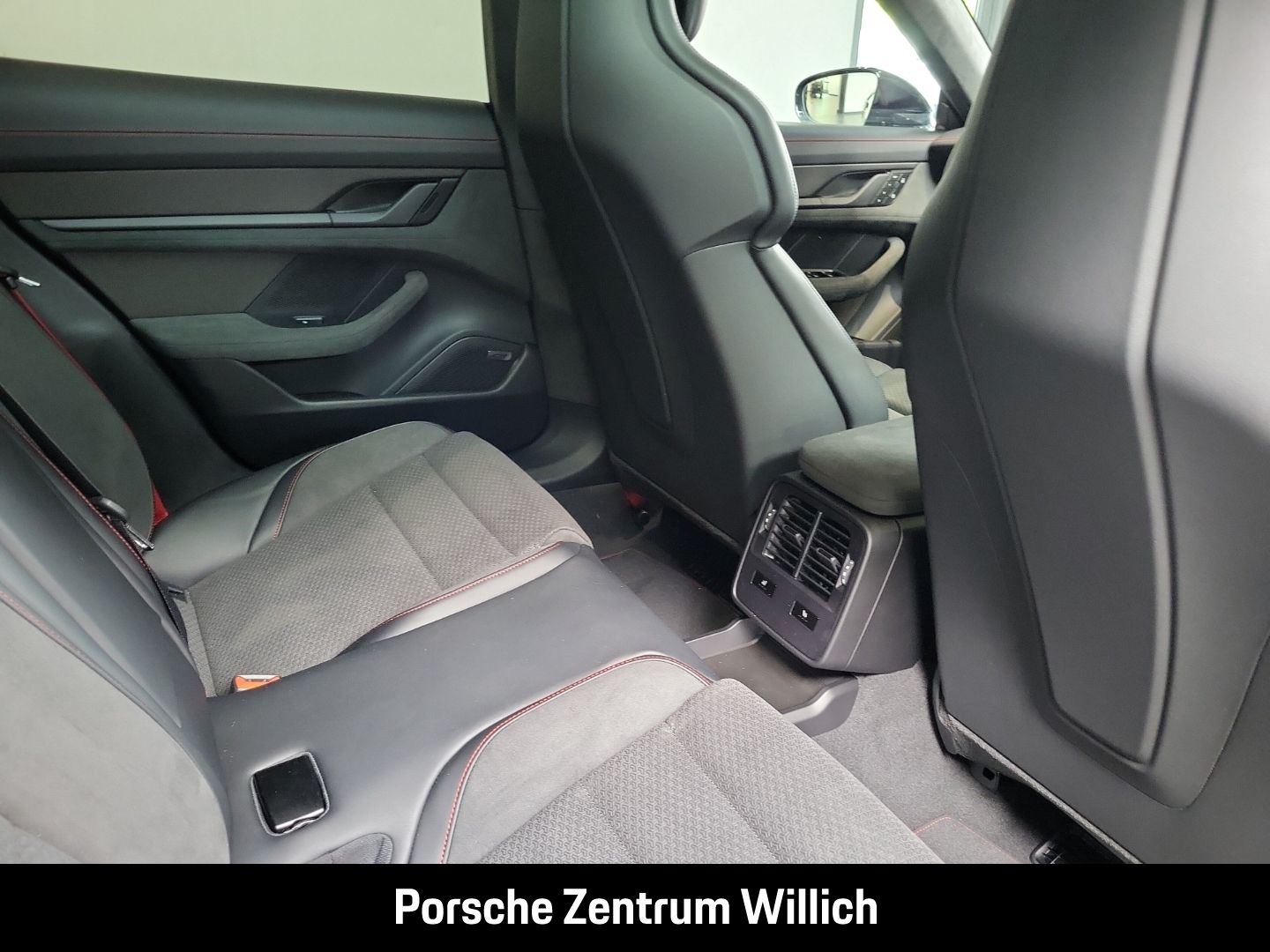 Porsche Taycan GTS HA-Lenkung Active-Ride Head-Up