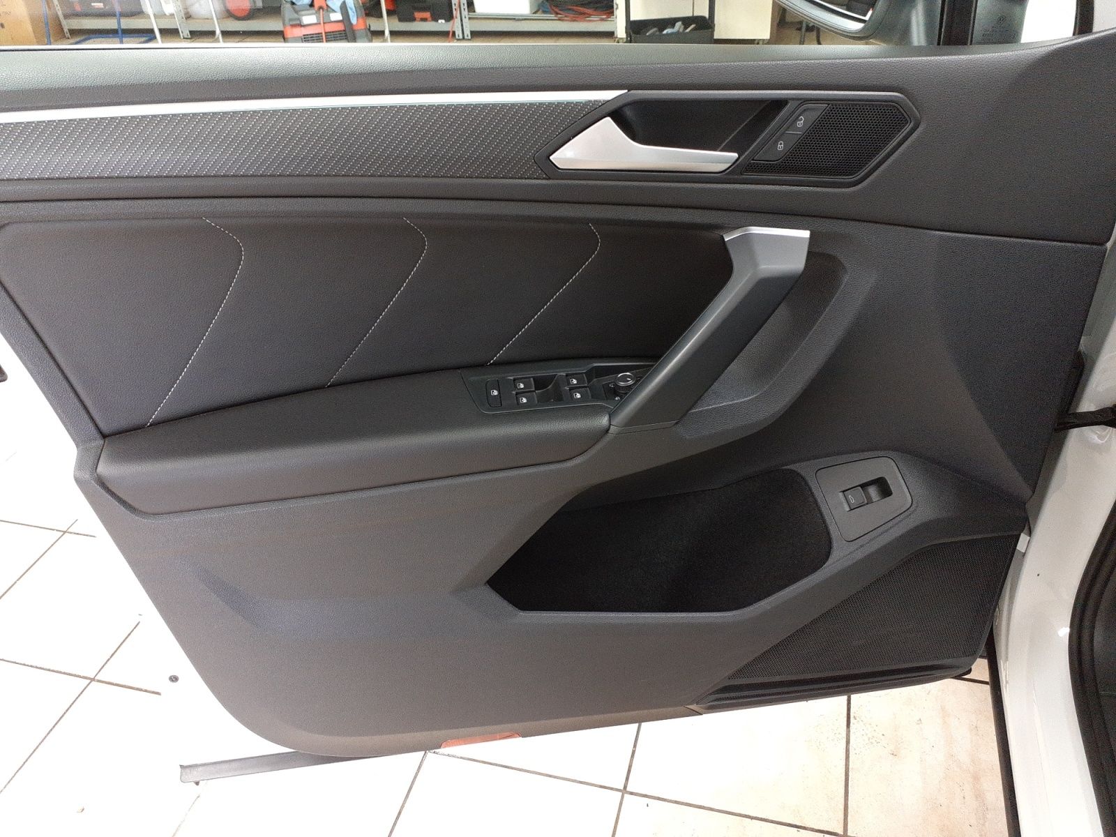 Volkswagen Tiguan R-Line 2.0 l TDI 4MOTION - Samsaru's Car Outlet