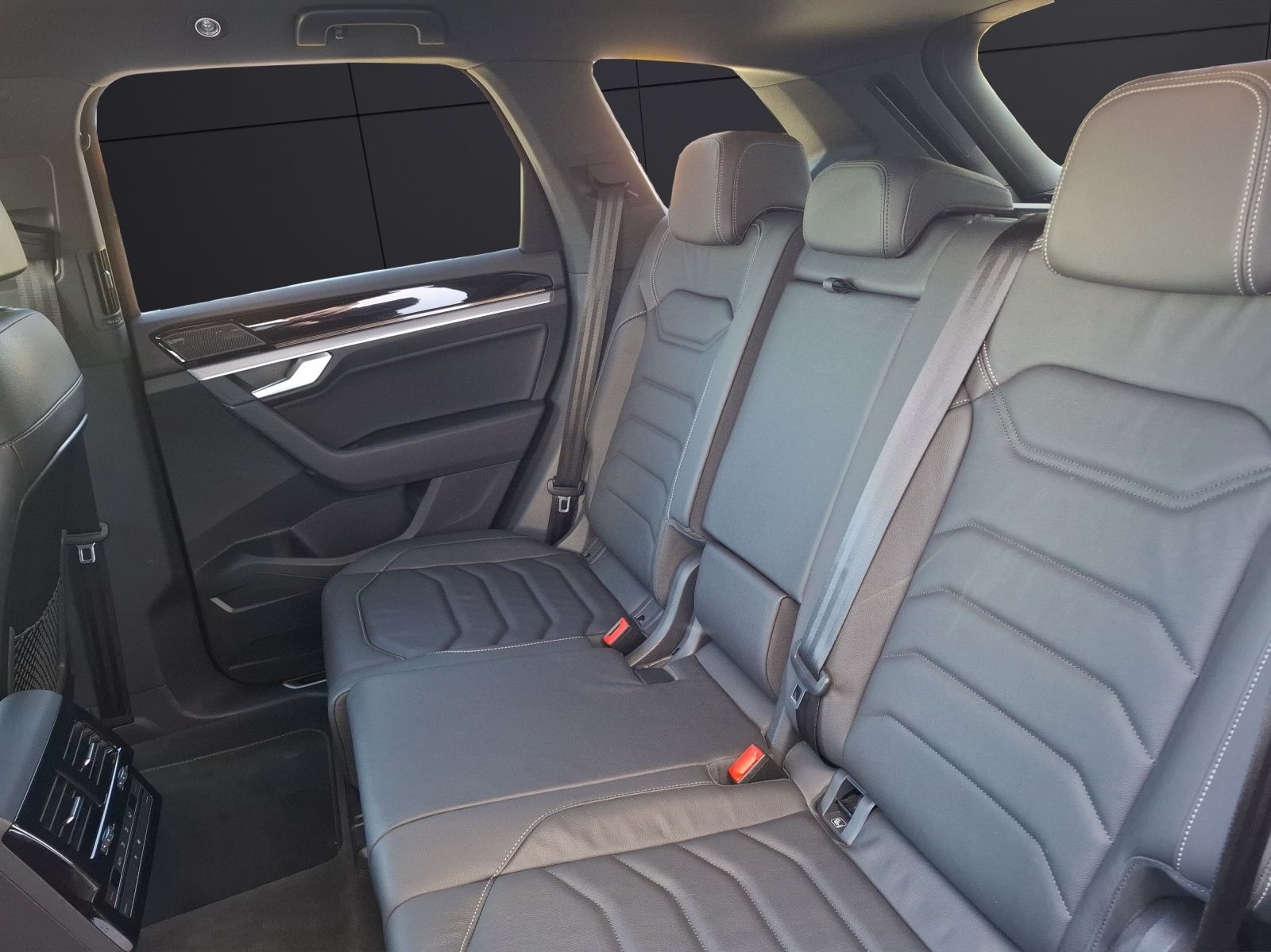 Volkswagen Touareg TDI R-Line 4M - Samsaru's Car Outlet