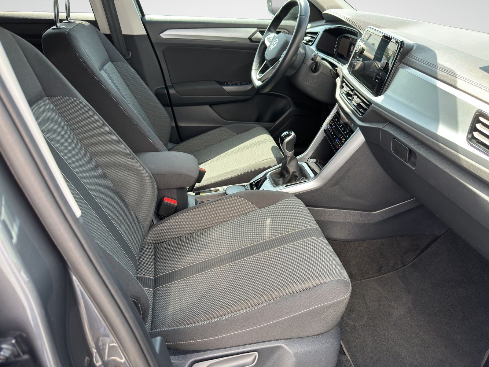 Volkswagen T-Roc 1.5 TSI Life - Samsaru's Car Outlet