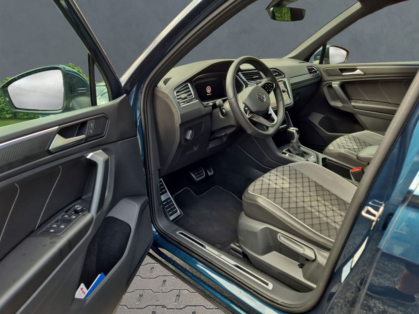 Volkswagen Tiguan 4Motion 2.0 TDI R-Line - Samsaru's Car Outlet