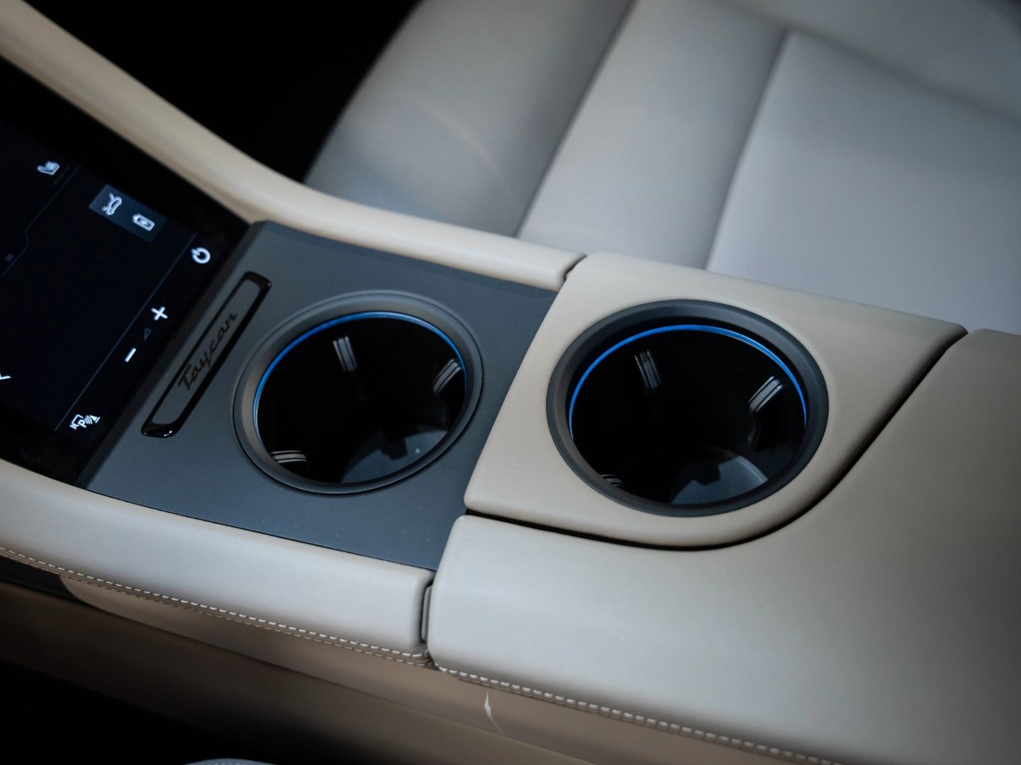 Porsche Taycan GTS InnoDrive Burmester Beifahrerdisplay
