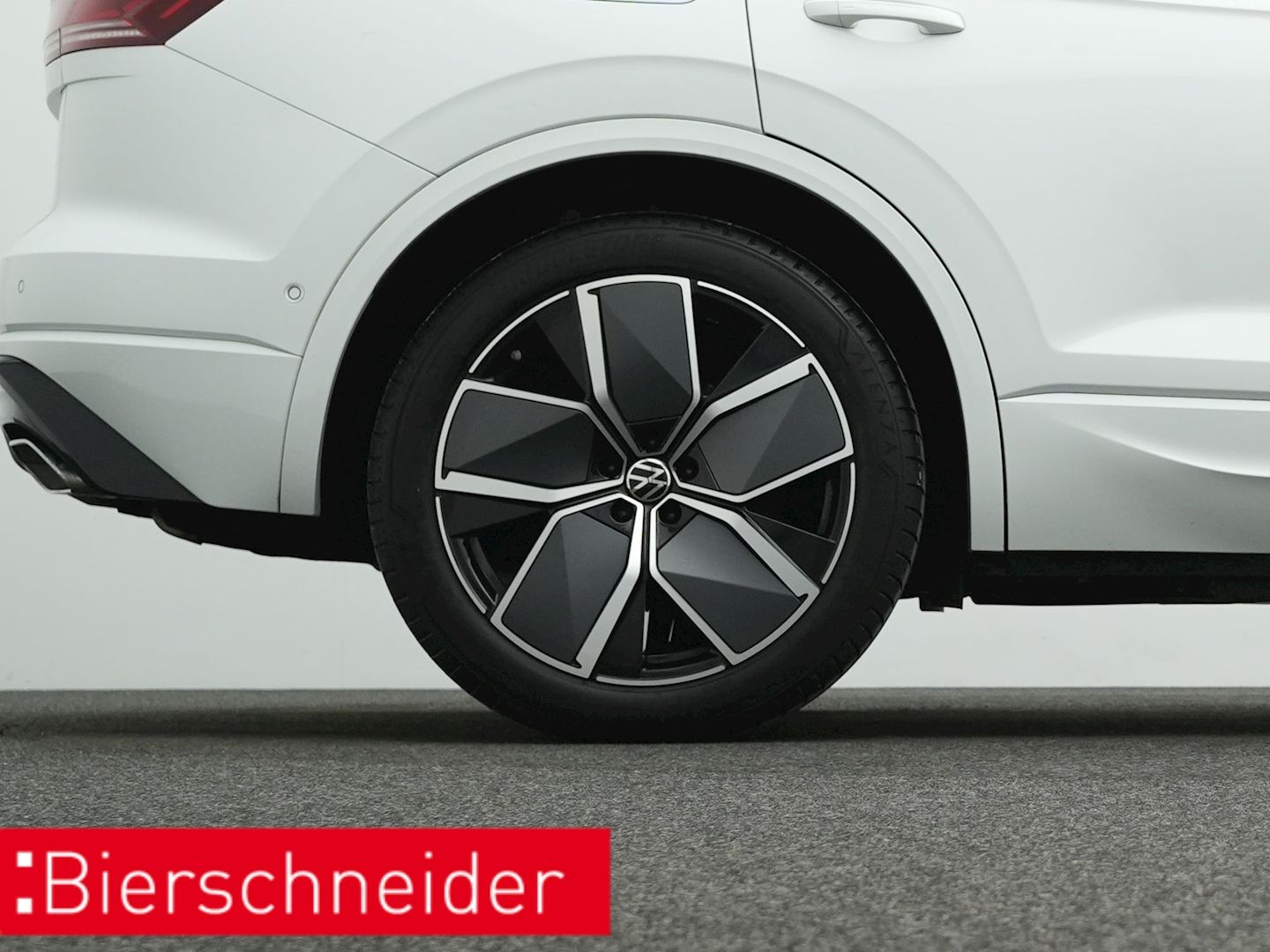 Volkswagen Touareg 3.0 TDI R-line BLACK-STYLE - Samsaru's Car Outlet