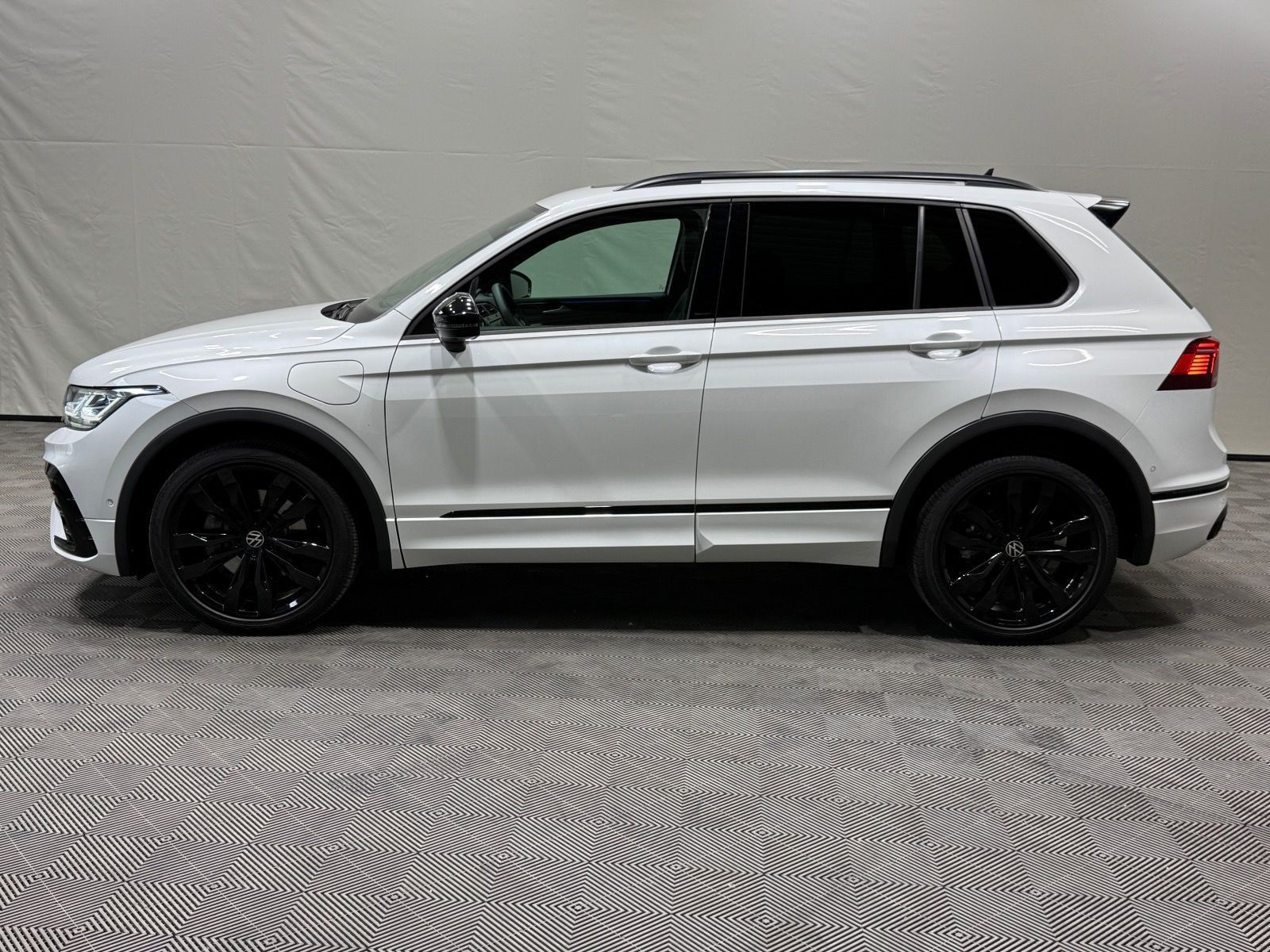 Volkswagen Tiguan R-Line 1.4 TSI eHybrid - Samsaru's Car Outlet