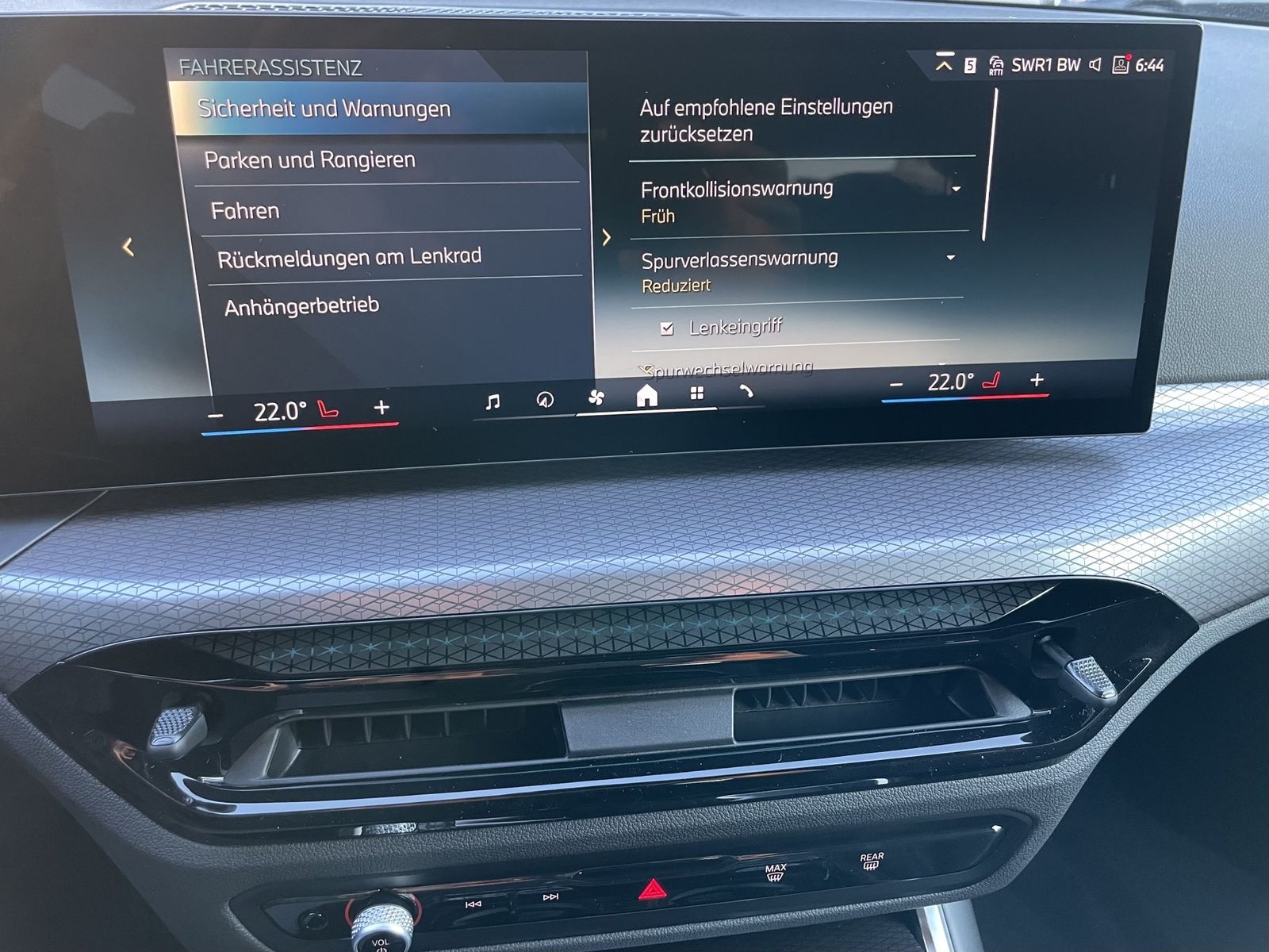 BMW 330e xDrive A M-Sportpaket Navi|PDC|MFL|AHK|SHZ