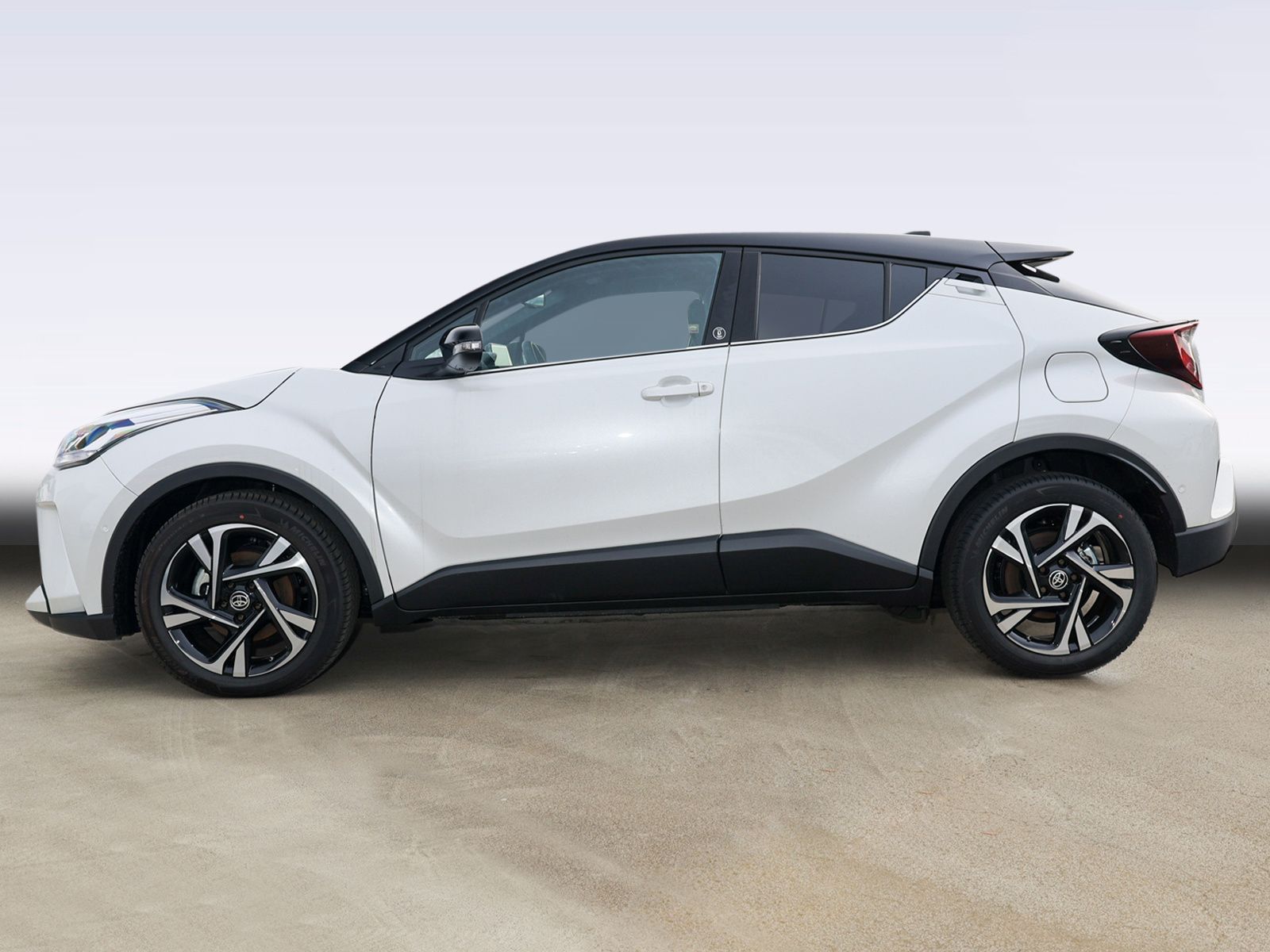 Toyota C-HR 2.0 Hybrid - Samsaru's Car Outlet
