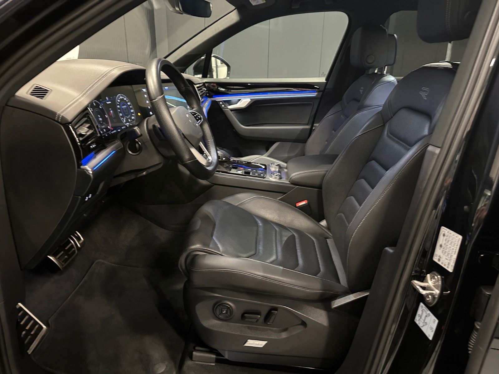 Volkswagen Touareg R-Line - Samsaru's Car Outlet