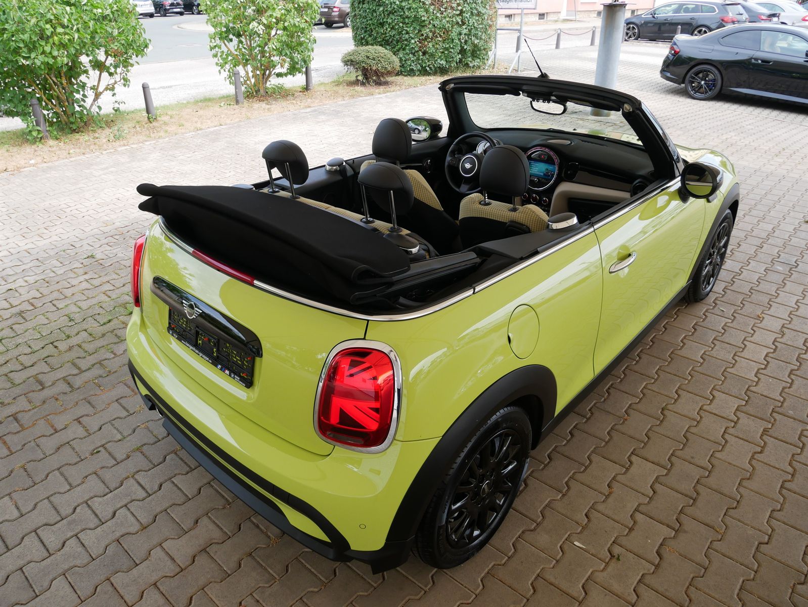 MINI Cooper Cabrio - Samsaru's Car Outlet