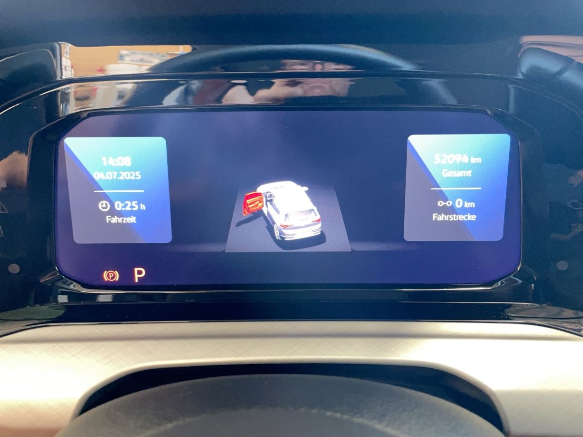 Volkswagen Golf Life 2.0 TDI DSG - Samsaru's Car Outlet