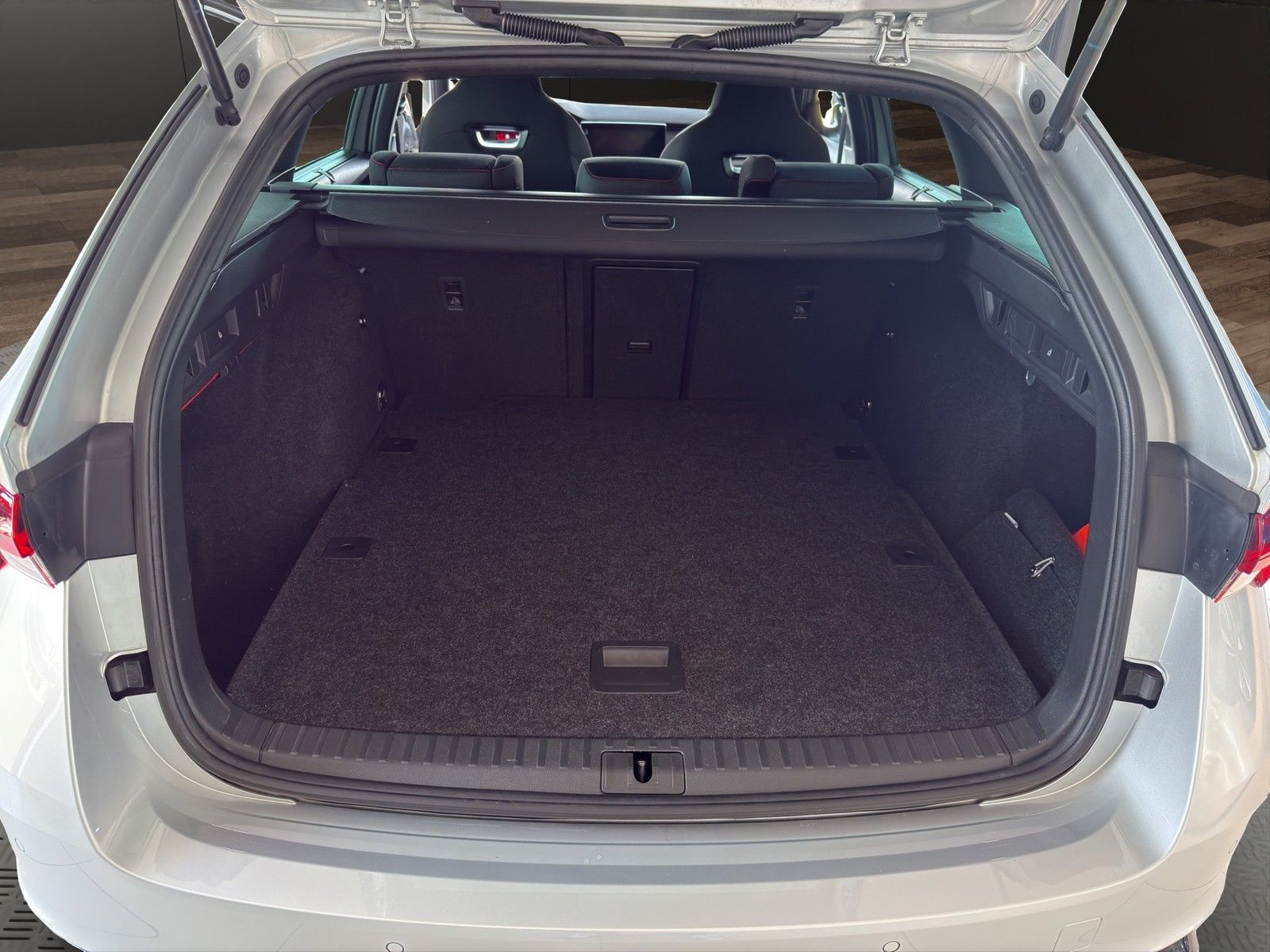 Skoda Octavia Combi 2.0 TDI RS - Samsaru's Car Outlet