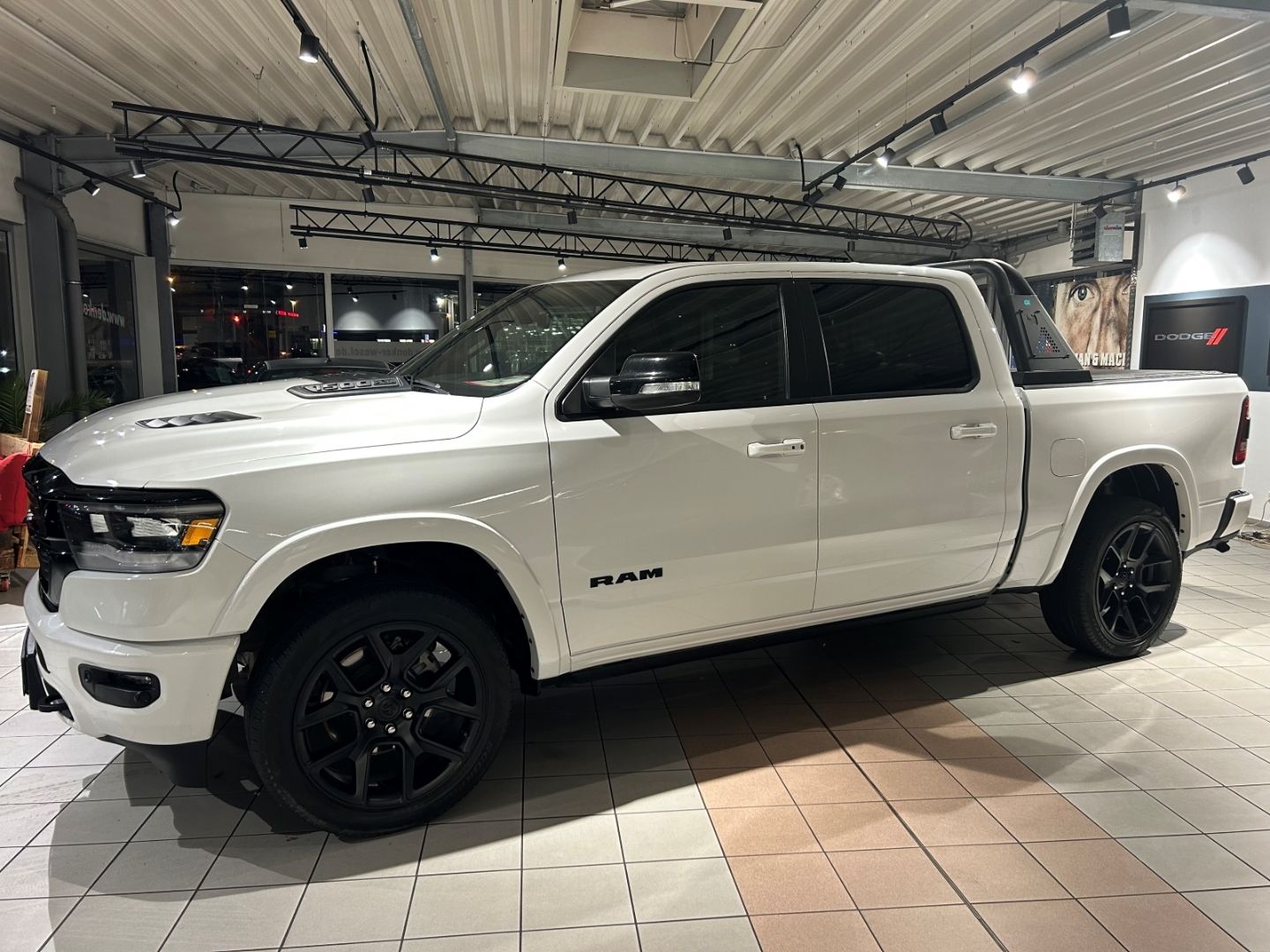 Dodge RAM Laramie Night, Luftfahrwerk, Pano, LED, V8