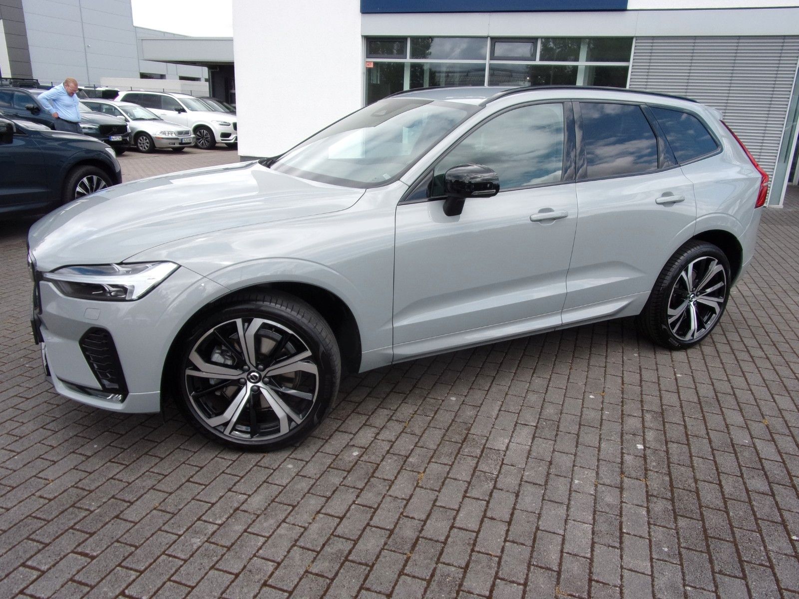 Volvo XC 60 B4 Plus Dark AWD - Samsaru's Car Outlet