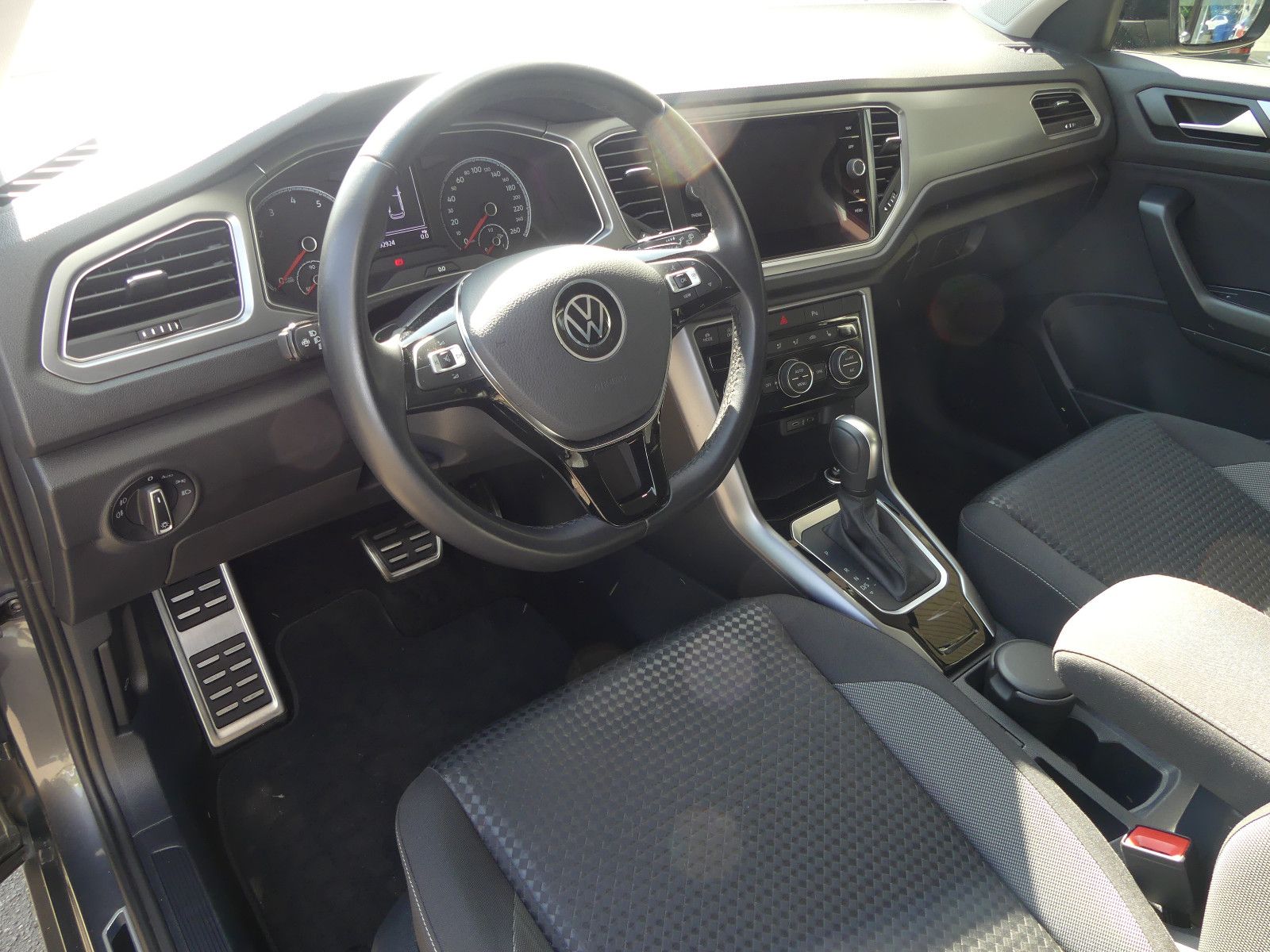 Volkswagen T-Roc 1.5 TSI Active - Samsaru's Car Outlet
