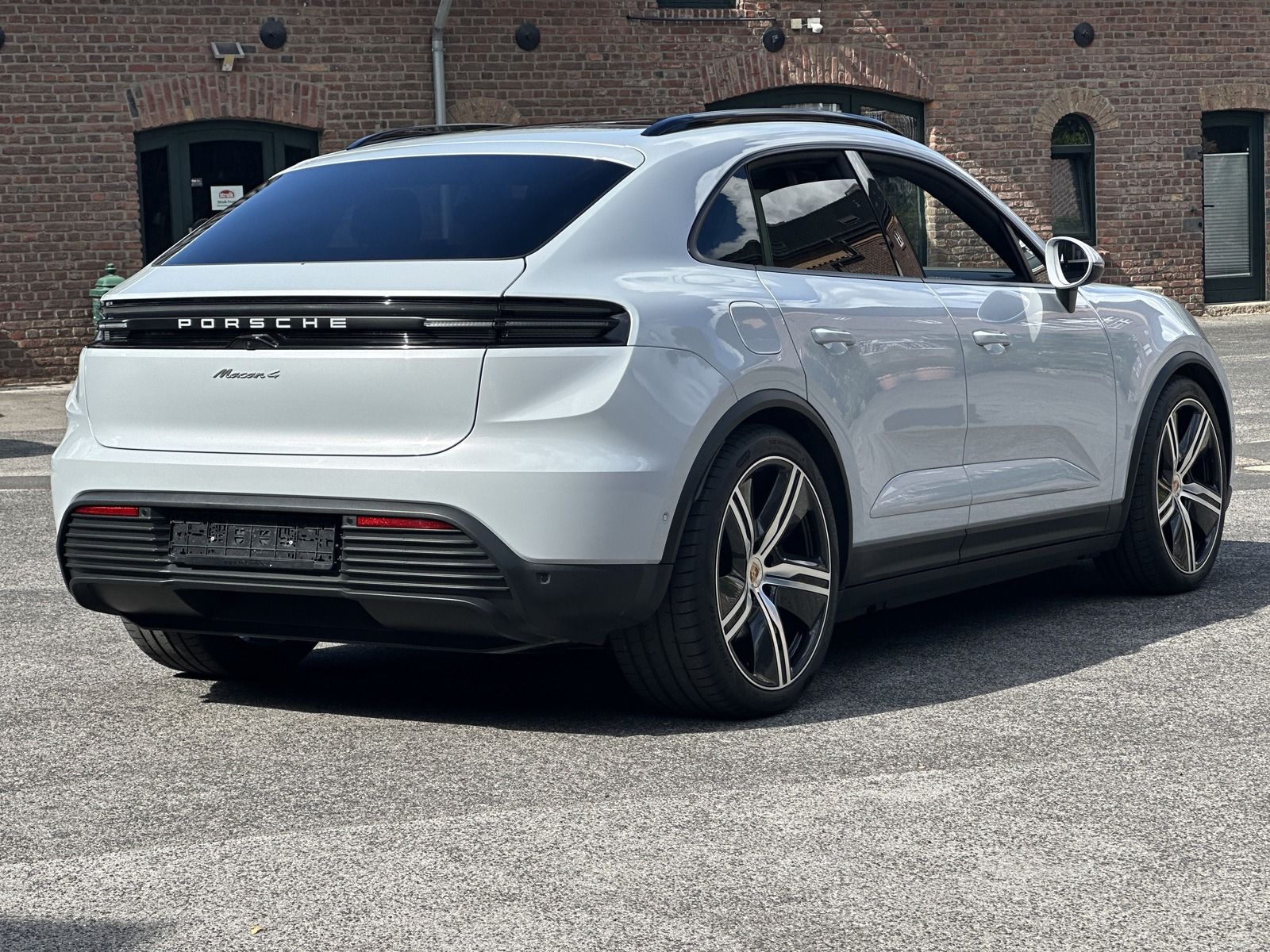 Porsche Macan 4 Exclusive - Samsaru's Car Outlet