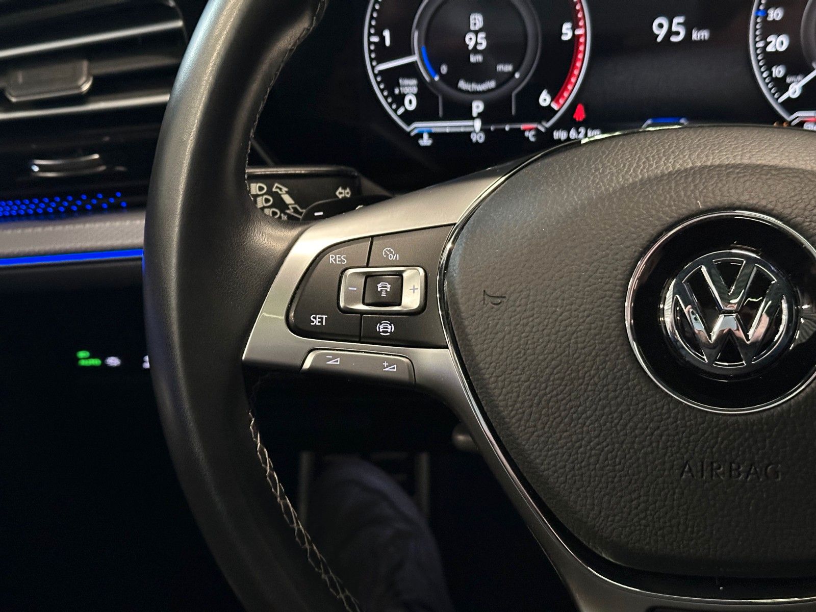 Volkswagen Touareg R-Line 4Motion Black - Samsaru's Car Outlet