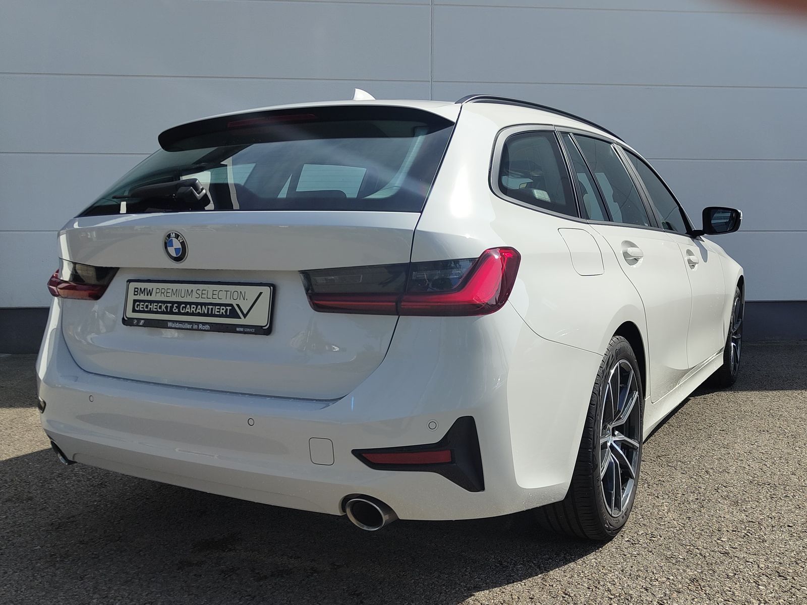 BMW 320i Touring Advantage - Samsaru's Car Outlet