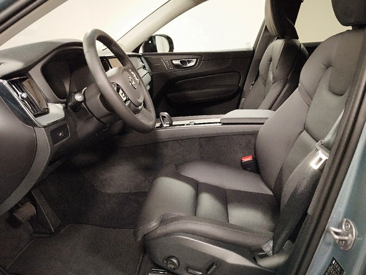 Volvo XC60 B4 Plus Dark Diesel AWD - Samsaru's Car Outlet